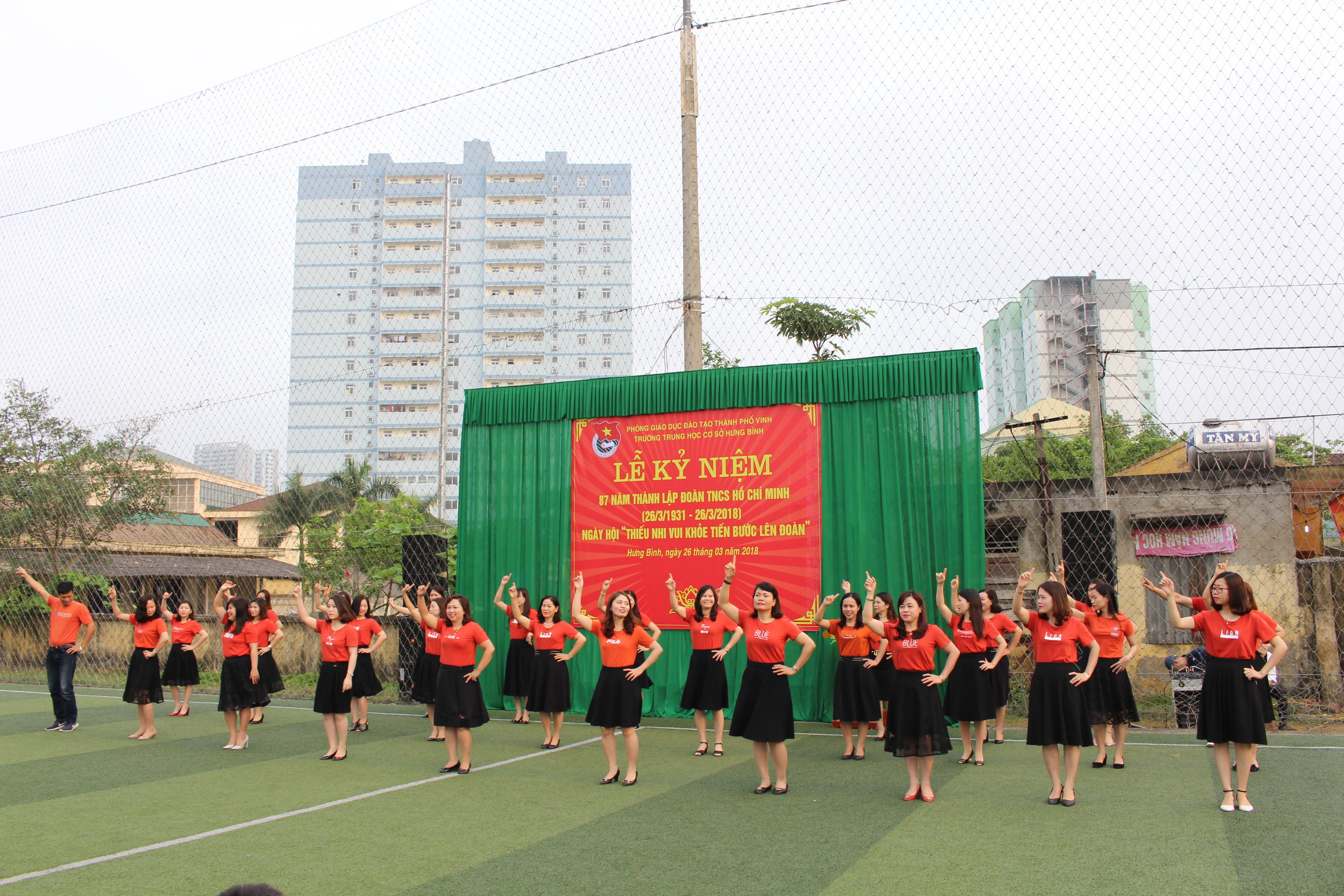 Giáo viên cùng học sinh toàn trường. Ảnh: Thanh Phương