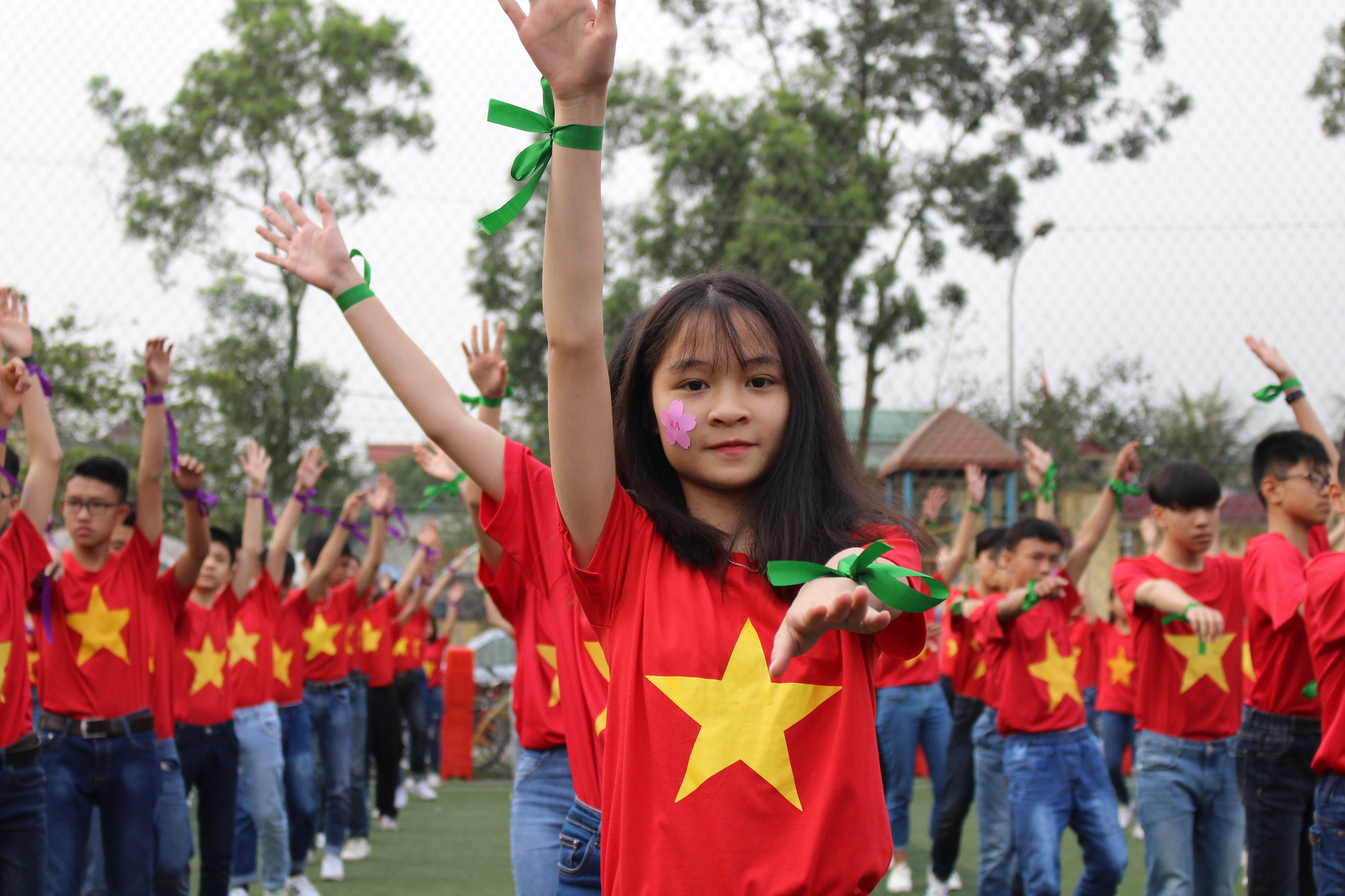 Các em học sinh rất thích thú khi cùng hòa mình trong vũ điệu cùng các thầy cô và các bạn. Ảnh: Cao Quang