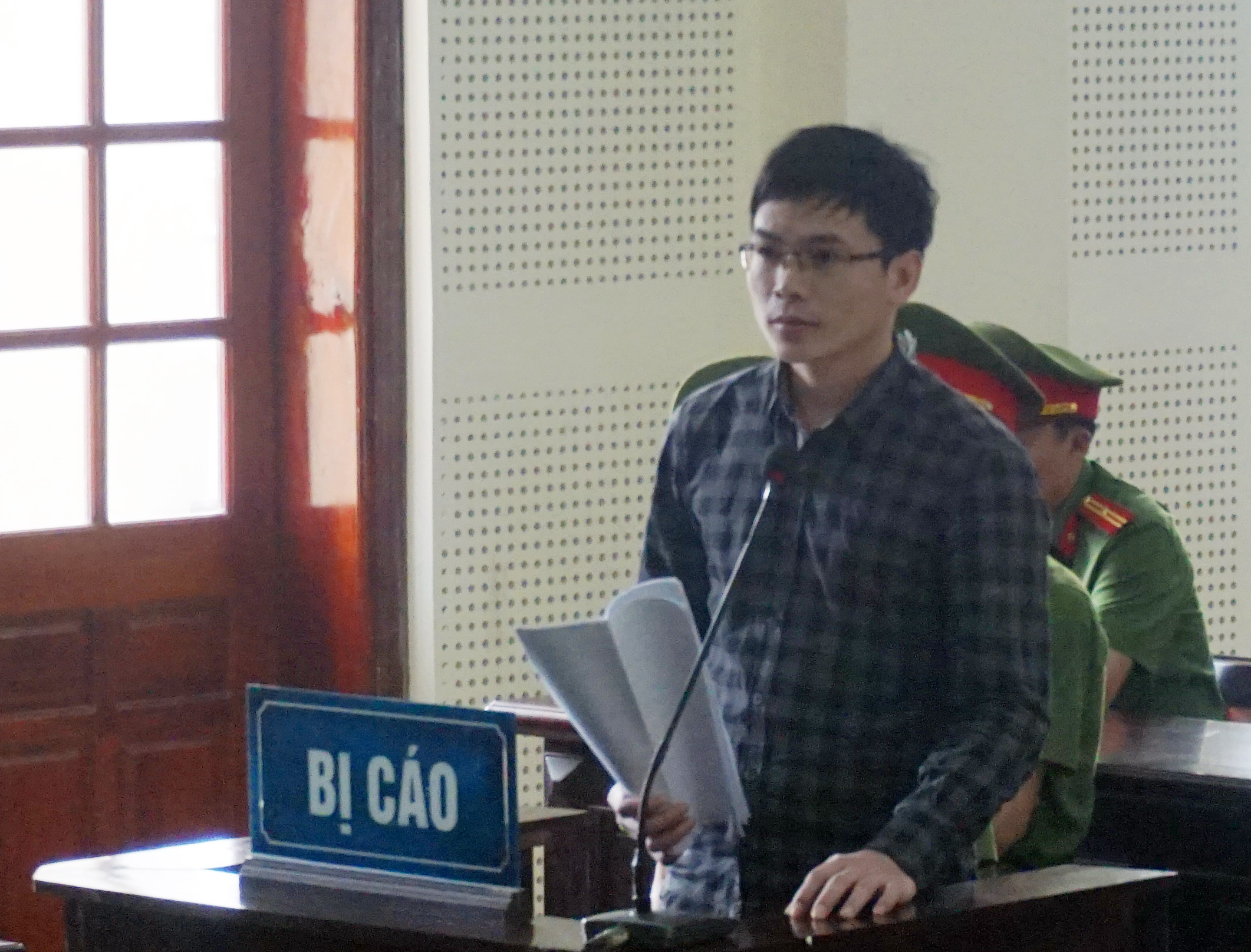 Bị cáo Nguyễn Viết Dũng xin hoãn phiên tòa vì các luật sư vắng mặt