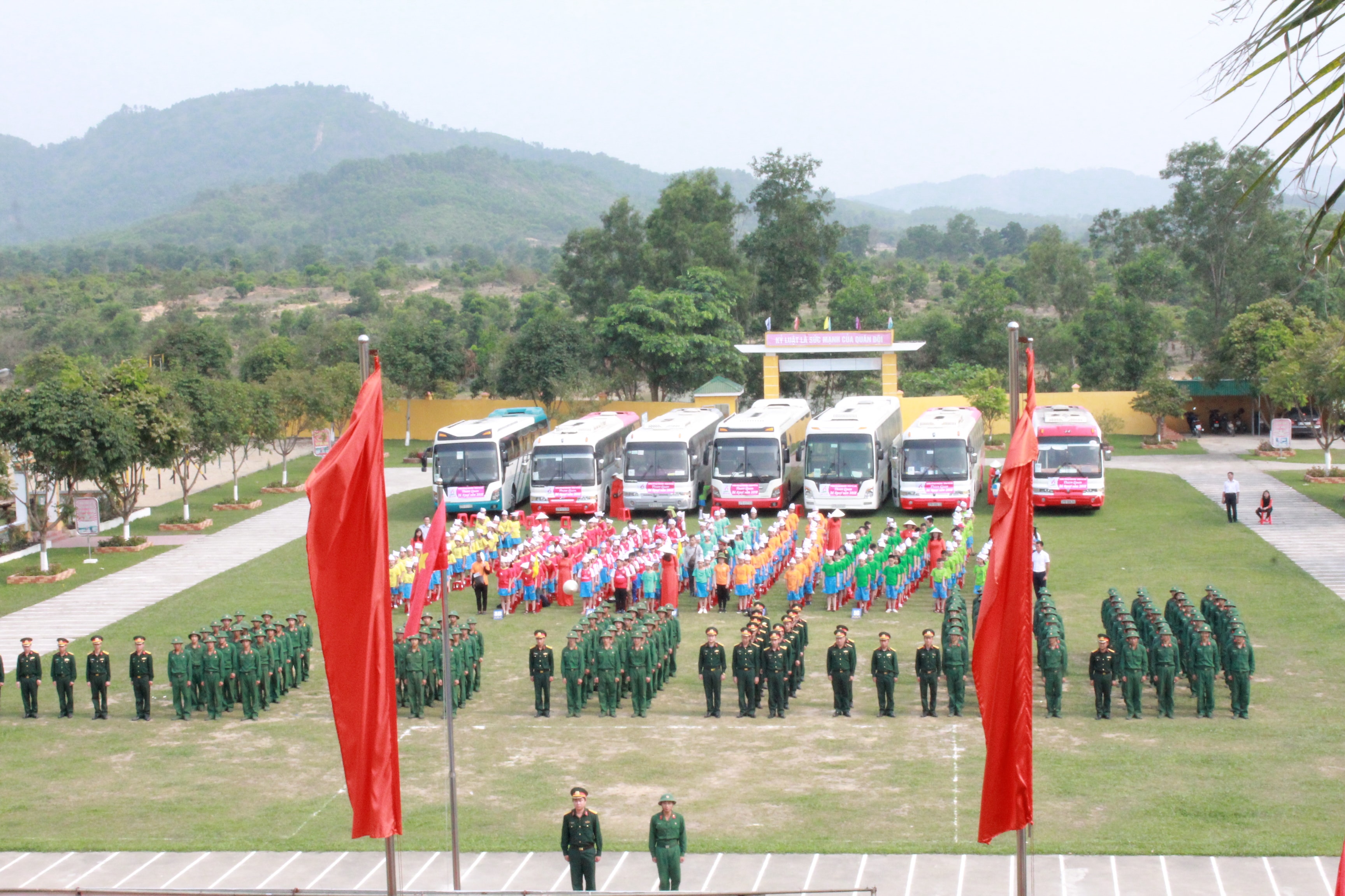 300 cán bộ, giáo viên, phụ huynh và học sinh Trường Tiểu học Hưng Bình (TP Vinh) được trải nghiệm môi trường quân đội tại Tiểu đoàn 14 Pháo binh, Sư đoàn 324 (Quân khu 4). Ảnh: Tường Hiếu