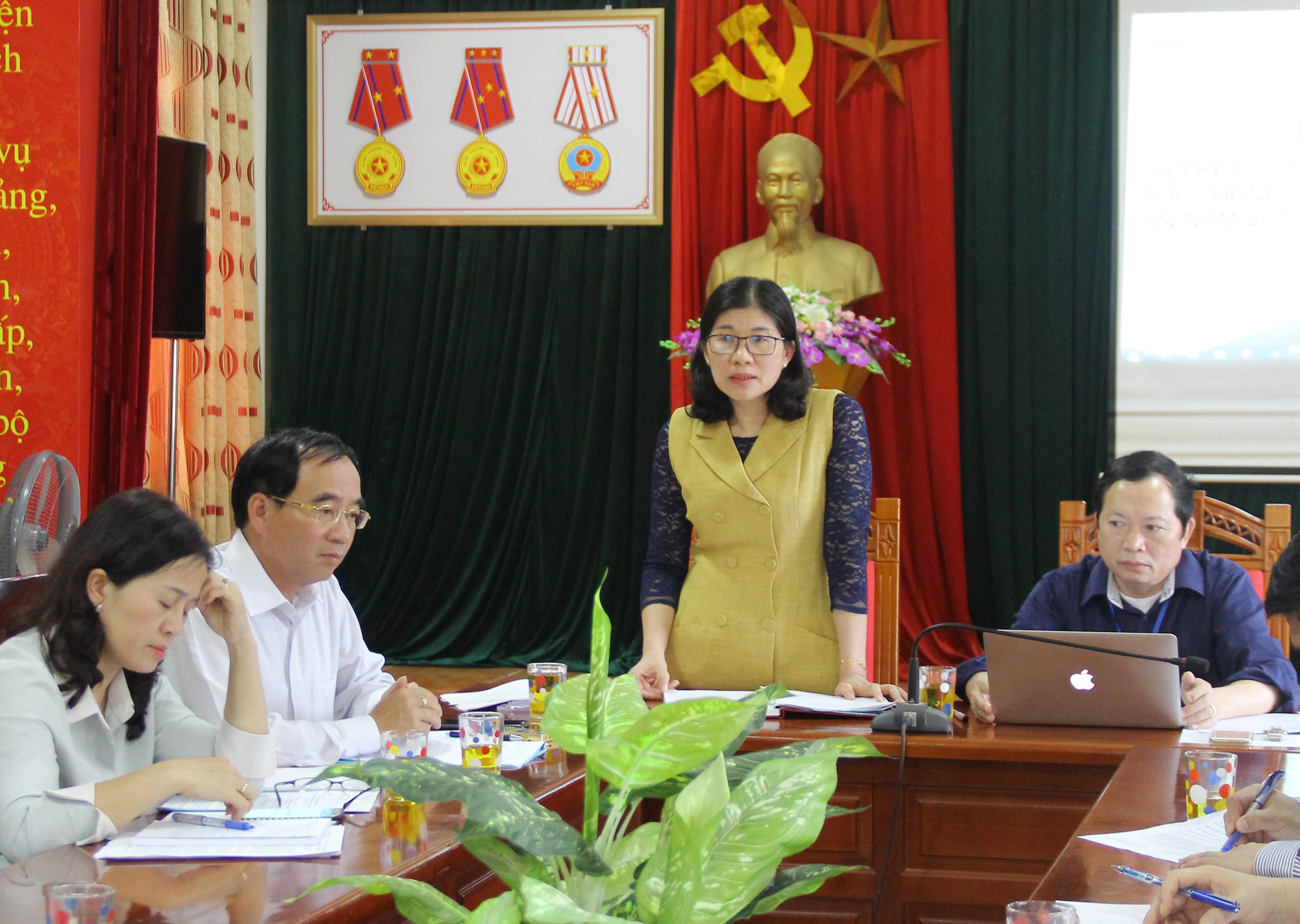 Trưởng ban Dân tộc HĐND tỉnh Lô Thị Kim Ngân nêu một số nội dung phối hợp giữa 2 cơ quan trong năm 2018.