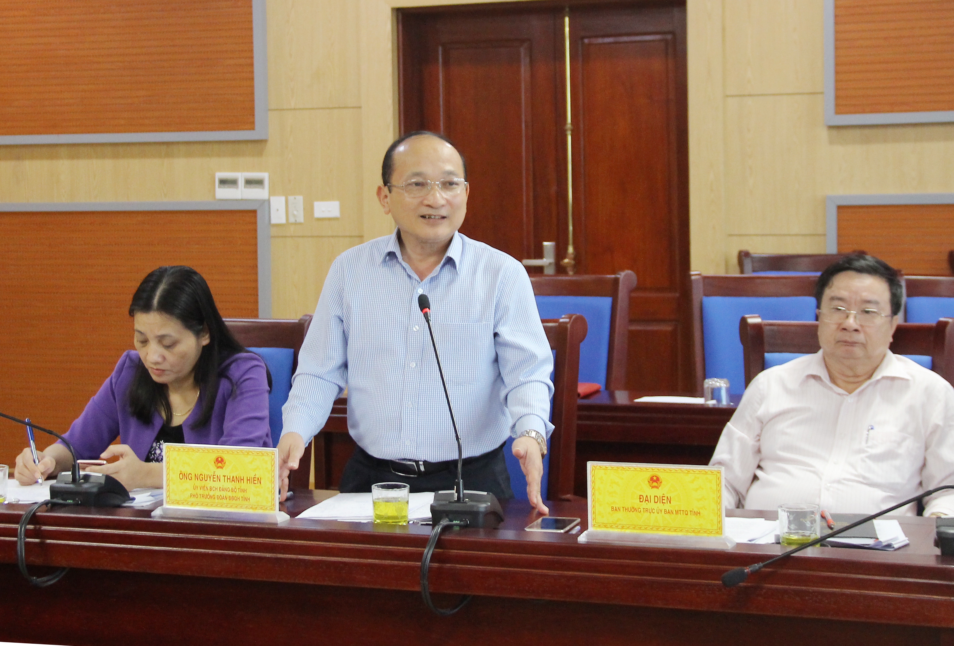 Phó trưởng đoàn đại biểu Quốc hội tỉnh Trần Văn Mão tặng quà 10 suất quà cho hộ nghèo.