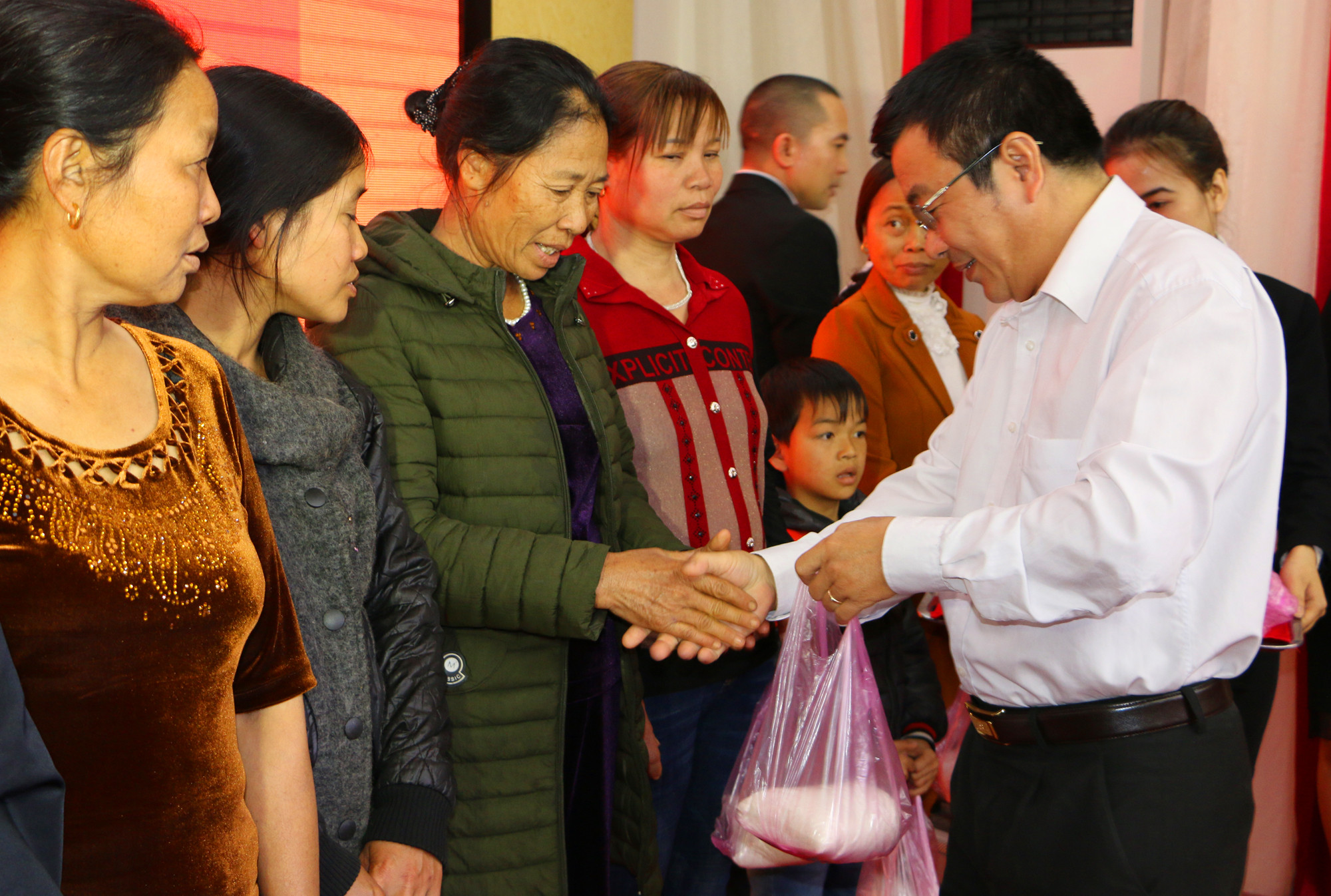 Đại diện lãnh đạo TP Vinh trao quà hỗ trợ của các doanh nghiệp, nhà tài trợ cho các hộ nghèo trong dịp Tết Mậu Tuất -2018. Ảnh: Nguyễn Hải