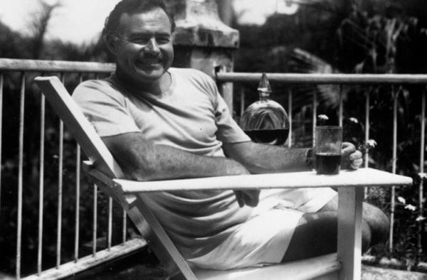 Nhà văn Ernest Hemingway là công dân Mỹ rất yêu mến Cuba và thường sang nước này nghỉ ngơi. Trong quãng thời gian lưu lại đất nước Mỹ Latinh này, nhà văn đã sáng tác hai tác phẩm đình đám là Ông già và Biển cả, tiểu thuyết Chuông nguyện hồn ai.       Nguồn đọc thêm: http://www.xaluan.com/modules.php?name=News&file=article&sid=1470030#ixzz5Aug15Ai4  http://www.xaluan.com/raovat
