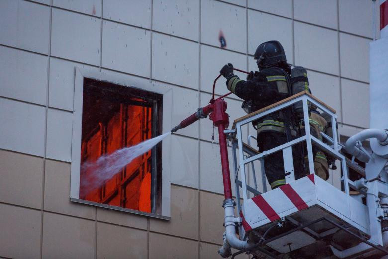 Lực lượng cứu hỏa rất vất vả chữa cháy vào chiều 25-3 ở Trung tâm thương mại 