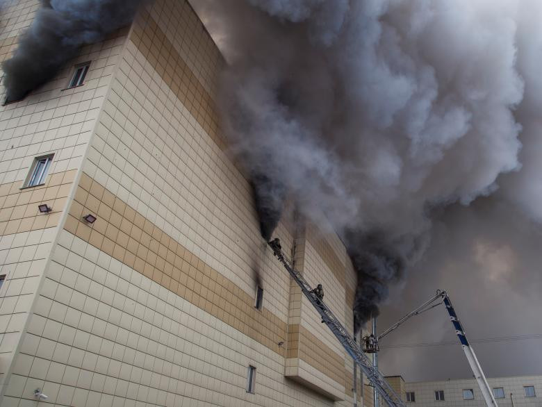 Các dịch vụ khẩn cấp cho biết họ đã dập tắt ngọn lửa, nhưng sau đó nói rằng nó đã trở lại, và các nhân viên cứu hộ đang phải vật lộn để đạt được tầng trên của tòa nhà vì mái nhà đã sụp đổ. Phim truyền hình vào thứ hai cho thấy khói đen dày lên từ tòa nhà màu vàng. 