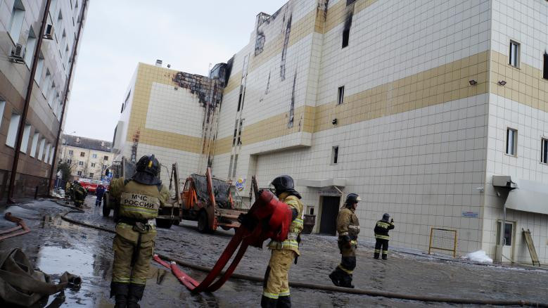 Các nhân viên của lực lượng cứu hỏa làm việc tại  hiện trường vụ cháy. Ảnh: Reuters