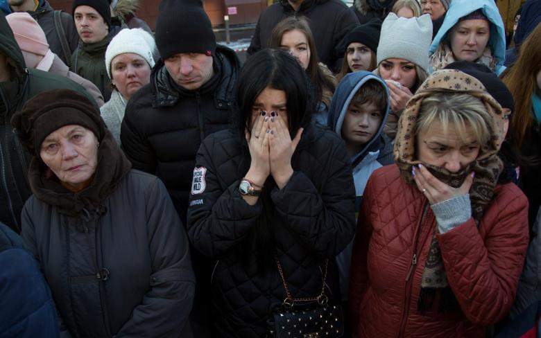 Người ta than khóc các nạn nhân tại một đài tưởng niệm tạm thời ở thành phố Kemerovo của Siberi.