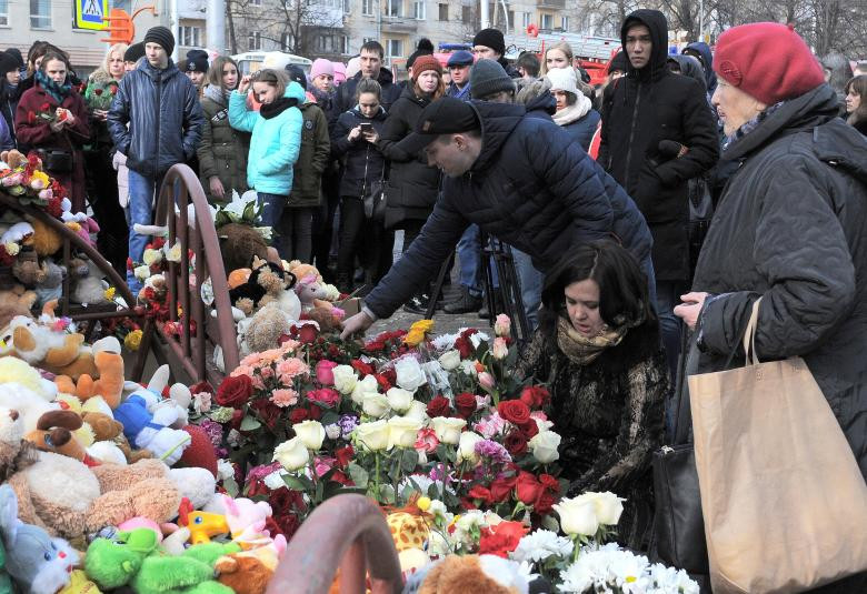 Người ta đặt đồ chơi và hoa tại một đài tưởng niệm tạm thời.