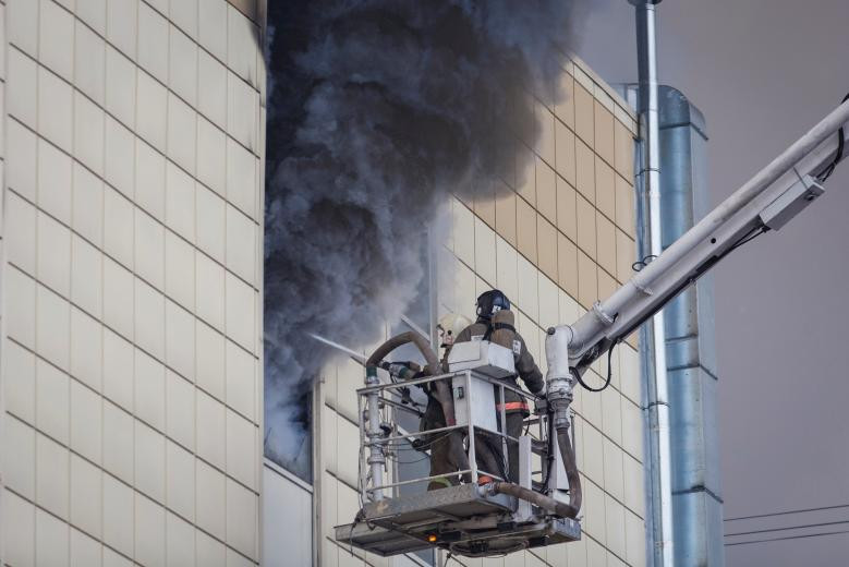 Các thành viên của Bộ tình trạng khẩn cấp làm việc để dập tắt đám cháy tại một trung tâm mua sắm ở thành phố Kemerovo của Siberi.