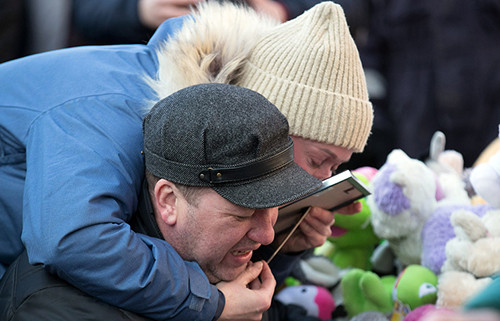 Người thân đau đớn khóc ở góc tưởng niệm các nạn nhân thiệt mạng tại Winter Cherry. Ảnh: TASS