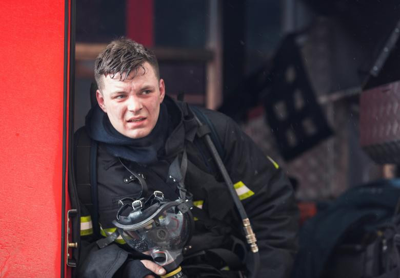 Chiến sĩ chữa cháy của Nga bất lực trước ngọn lửa quá hung hãn - Ảnh: REUTERS