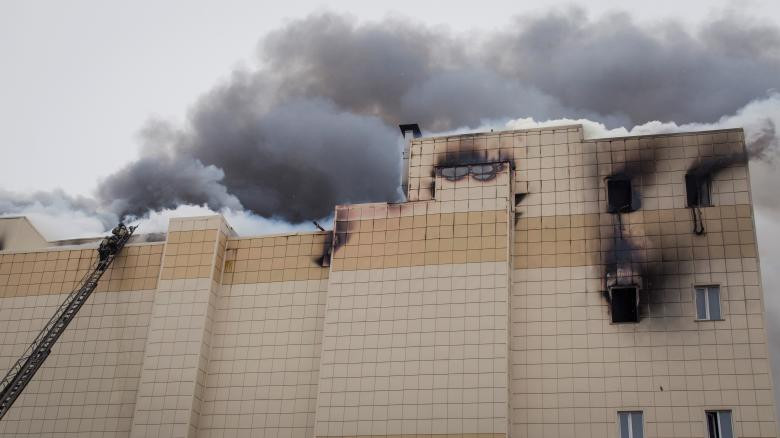 Lực lượng cứu hỏa mất hơn 17 tiếng để khống chế đám cháy tại trung tâm thương mại ở TP Kemerovo – Nga. Ảnh: REUTERS