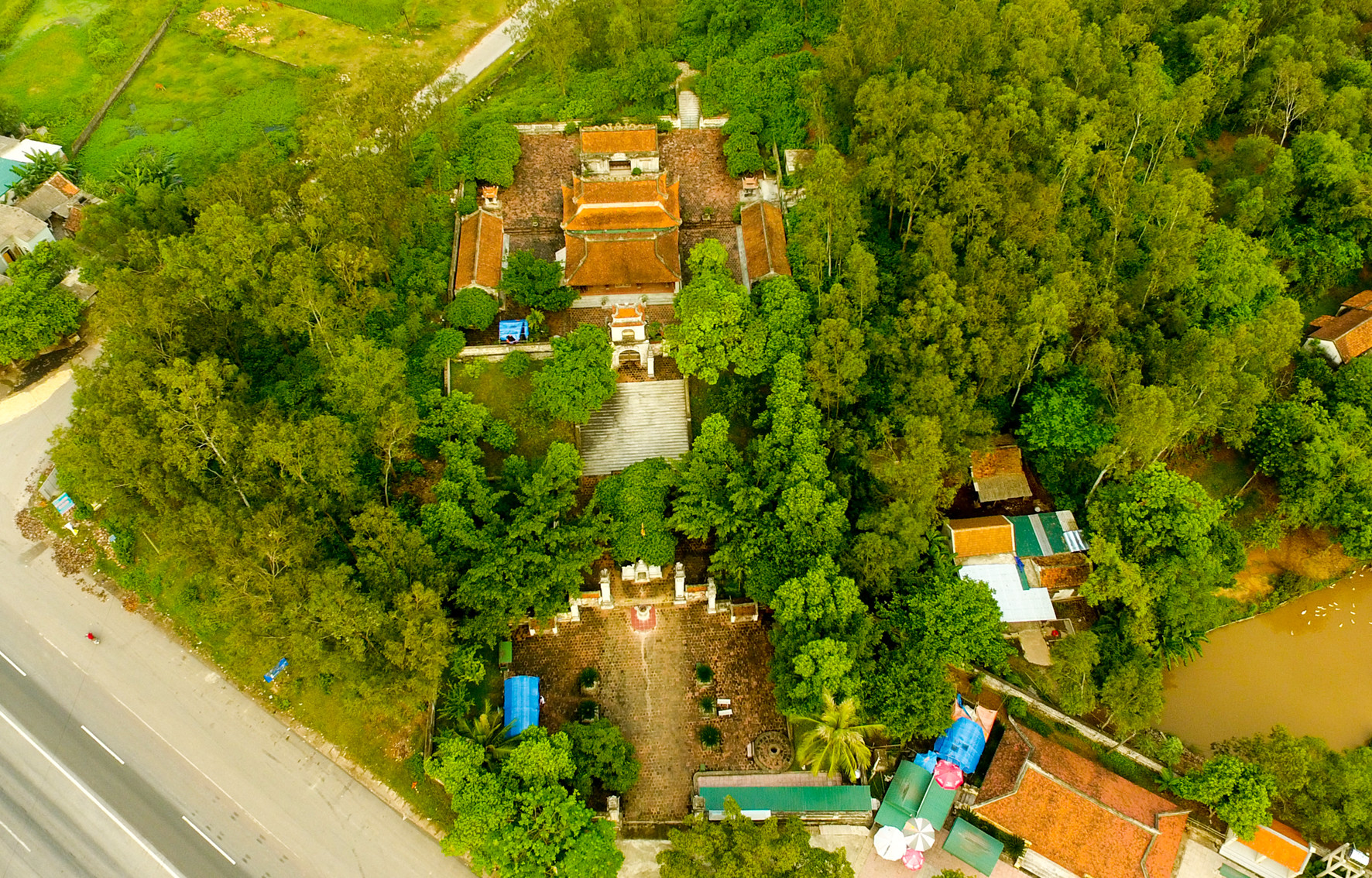 Toàn cảnh đền Cuông. Ảnh: Sách Nguyễn