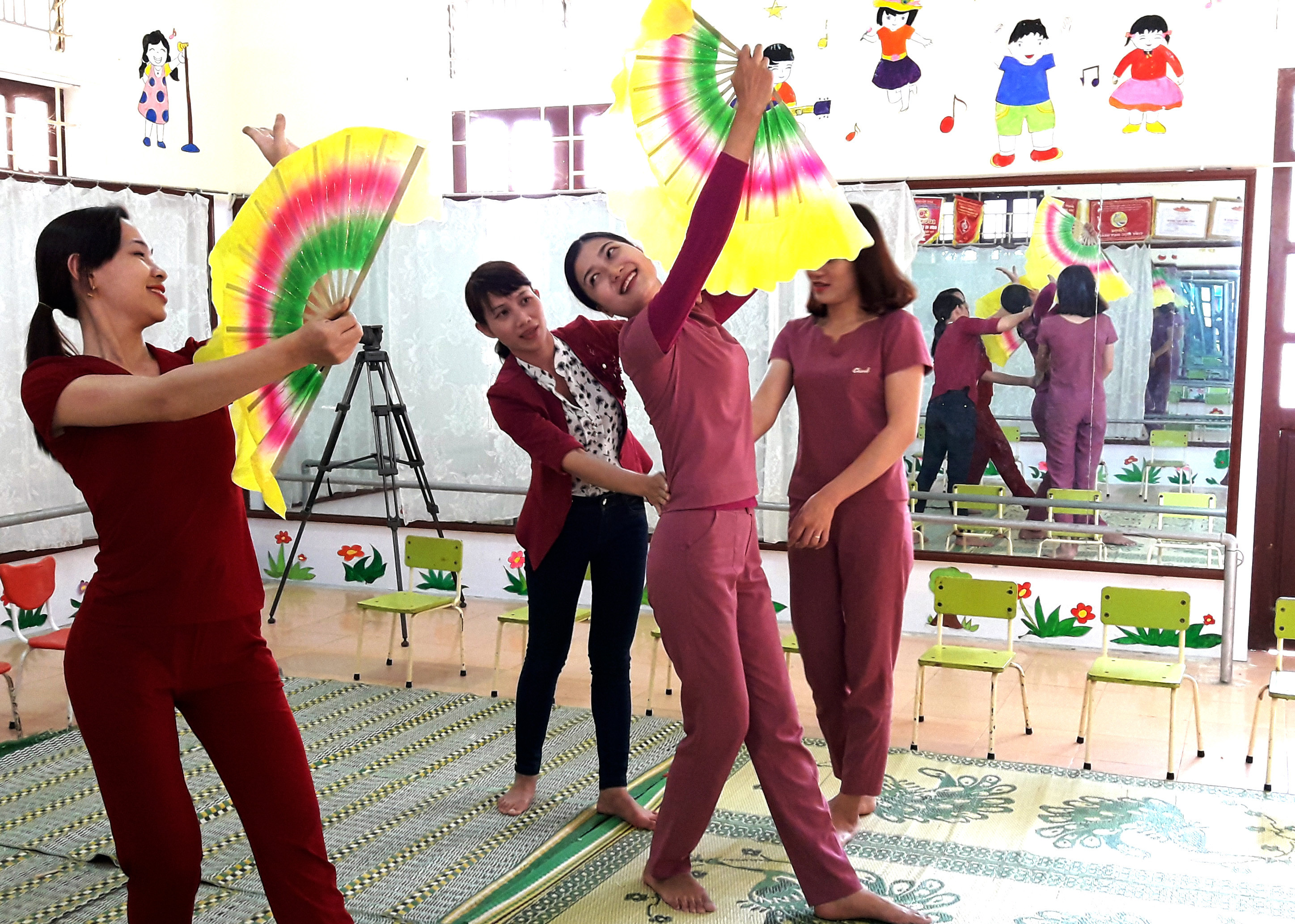 Cô giáo Cù Thị Mai Hương (giữa) cùng đồng nghiệp đang tập một tiết mục múa. Ảnh: Phan Giang