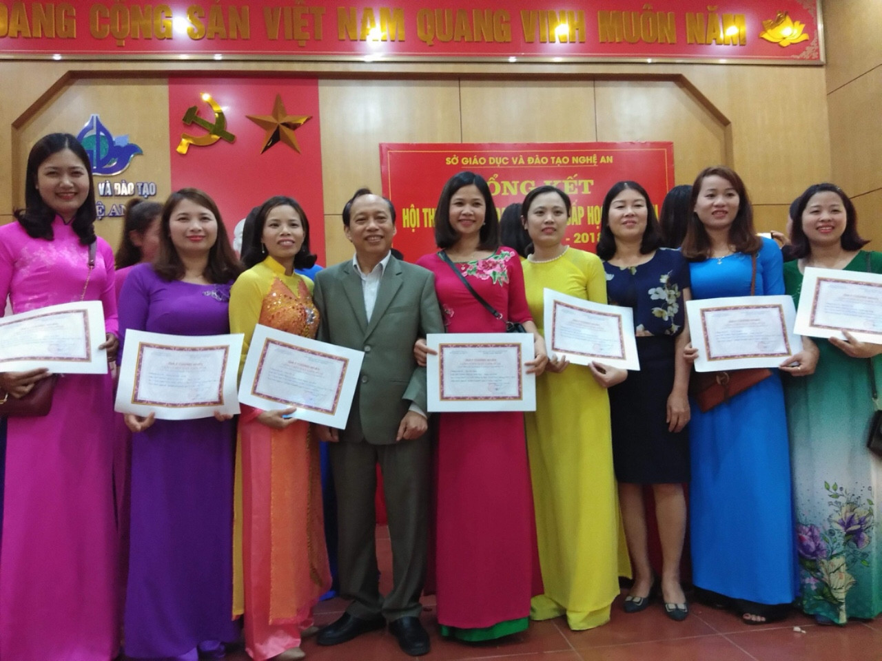 Cô giáo Cù Thị Mai Hương (ngoài cùng bên trái) là một trong 10 giáo viên xuất sắc tại Hội thi Giáo viên dạy giỏi cấp tỉnh bậc mầm non. Ảnh: Phan Giang