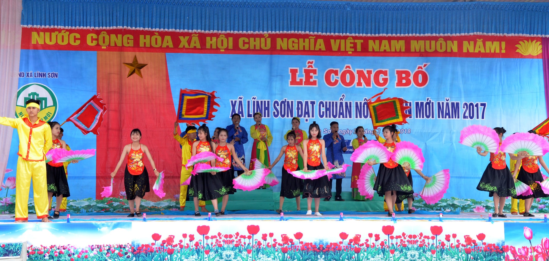 Văn nghệ chào mừng lễ đón Bằng công nhận xã đạt chuẩn Nông thôn mới của xã Lĩnh Sơn (Anh Sơn). Ảnh: Lương Mai