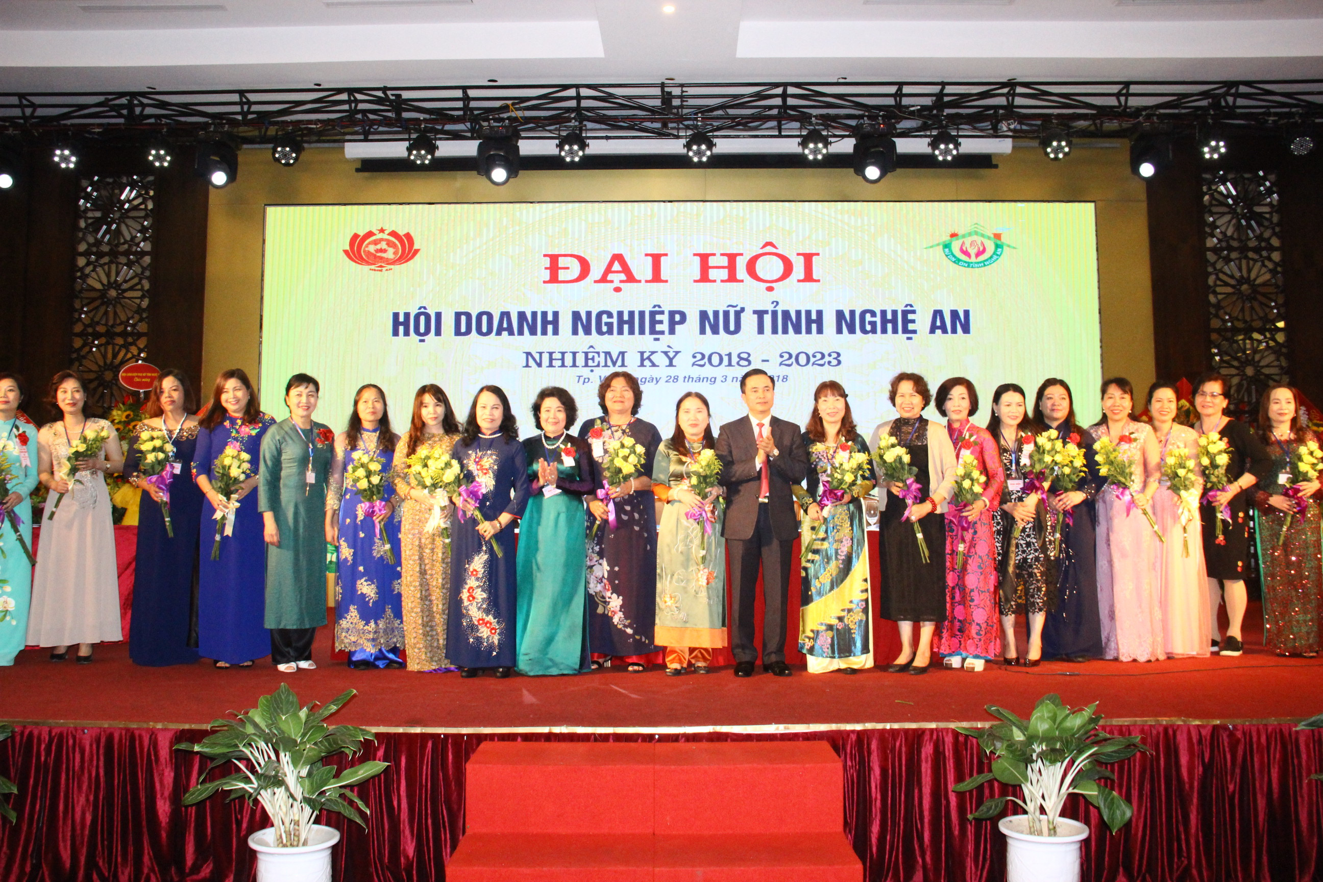 Các đồng chí lãnh đạo Hội đồng doanh nhân nữ Việt nam và tỉnh Nghệ An chúc mừng BCH Hội doanh nghiệp nữ lần thé nhất. Ảnh Hoàng Vĩnh