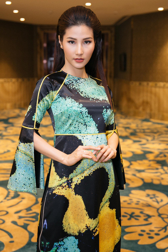 Hoa hậu Mỹ Linh, Diễm My 9x mặc áo dài cầu kỳ đi sự kiện