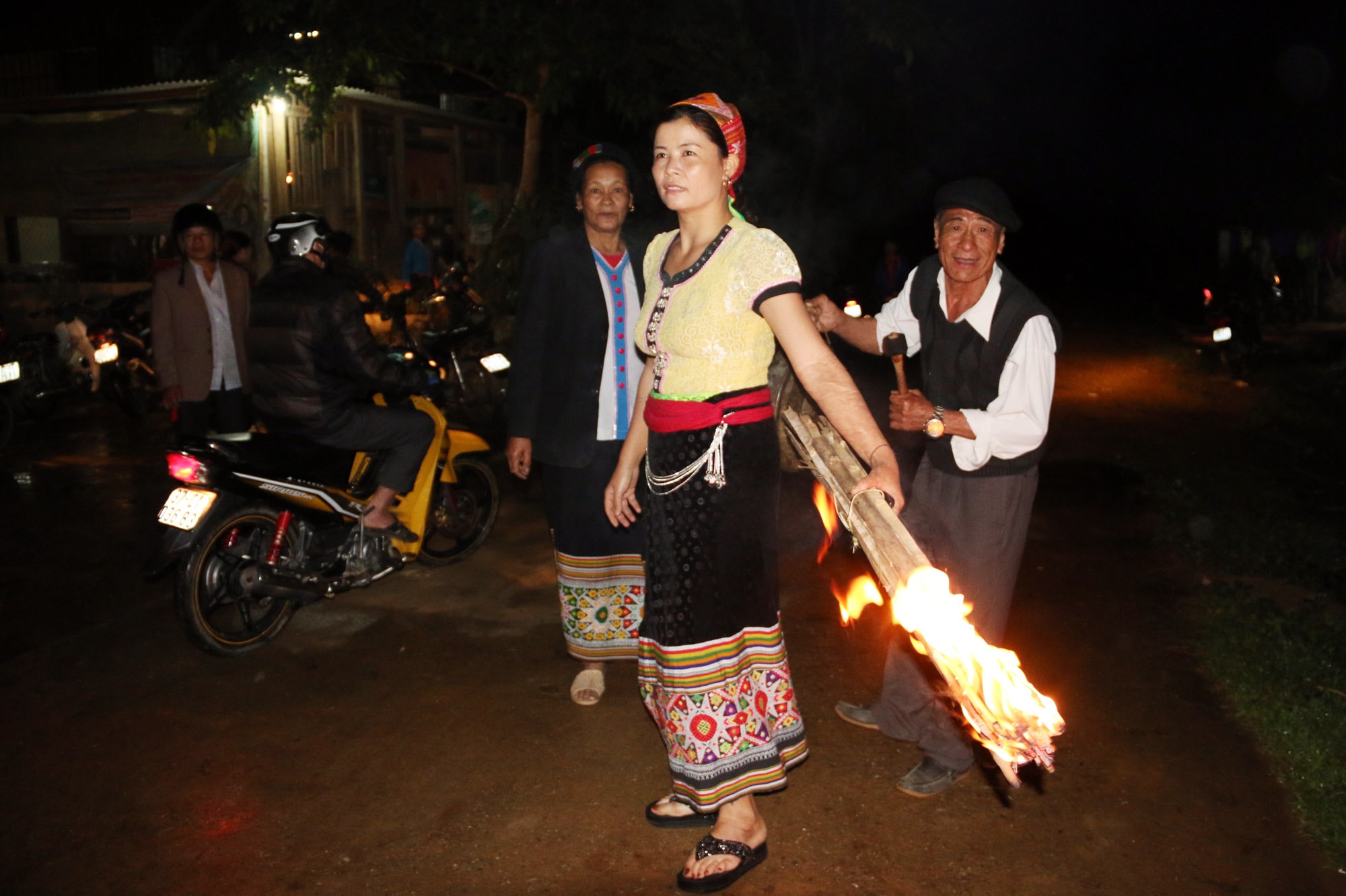 Khi nghe tiếng chiêng vang lên từ ngoài bản báo hiệu cô dâu đã ở rất gần, đoàn nhà trai thắp đuốc ra rước vào nhà. Ảnh : Hữu Vi