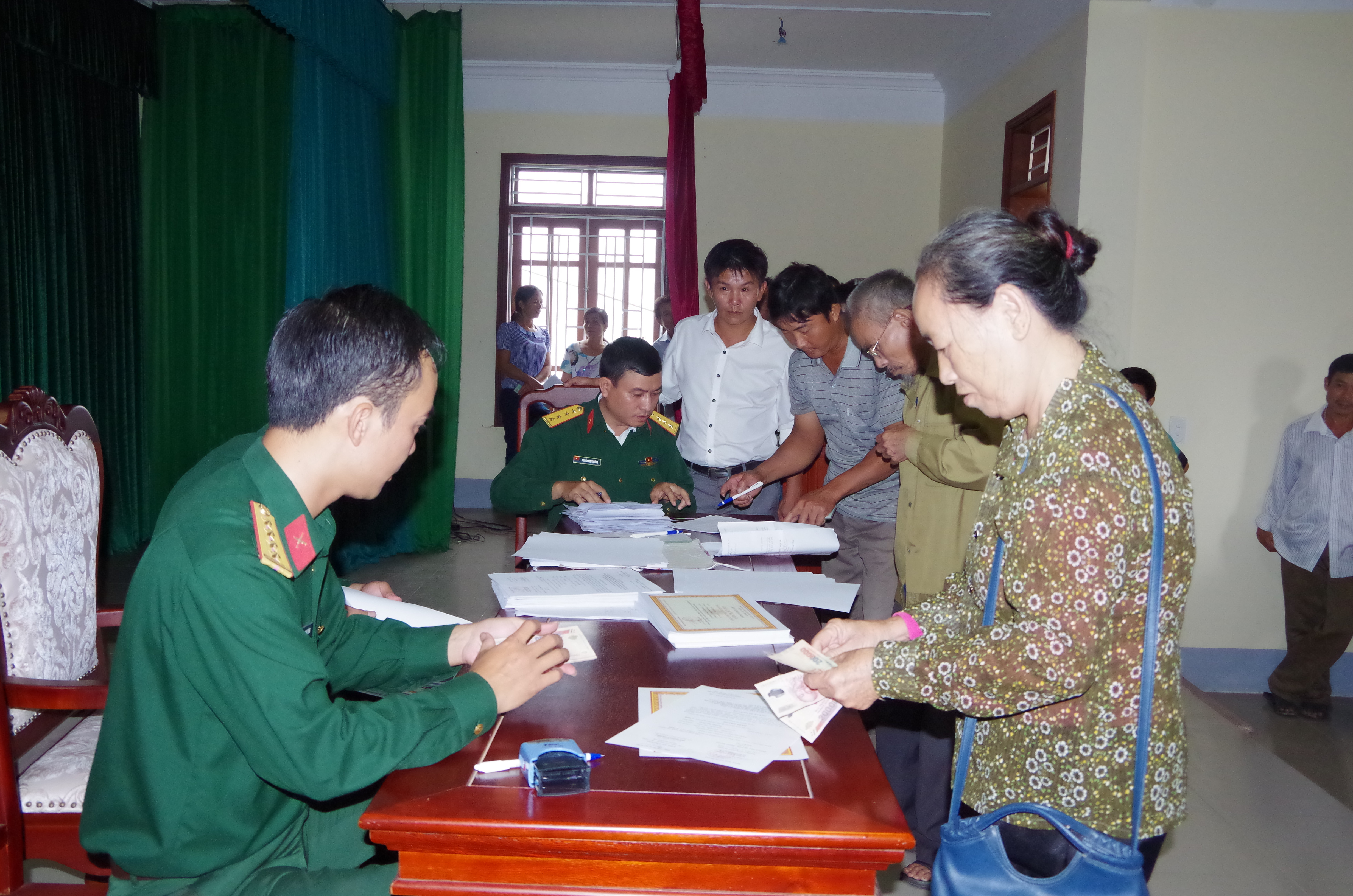 Ban CHQS huyện Nghi Lộc thực hiện chi trả chế độ theo Quyết định 49 cho công dân tham gia dân công hỏa tuyến. Ảnh: Trọng Kiên