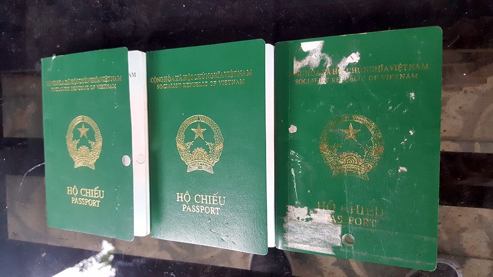 Ba cuốn hộ chiếu của bà Trần Thị Bình. Ảnh: Mỹ Hà