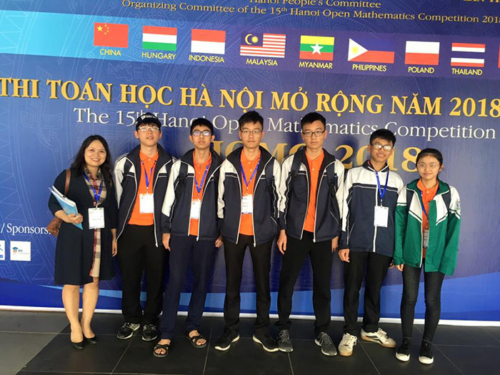 Đoàn học sinh lớp 10  với thành viên chính là các học sinh đến từ Trường THPT chuyên Phan Bội Châu và THPT Đô Lương 1. Đây là năm đoàn có thành tích tốt nhất qua 5 lần tham dự giải. Ảnh - NVCC
