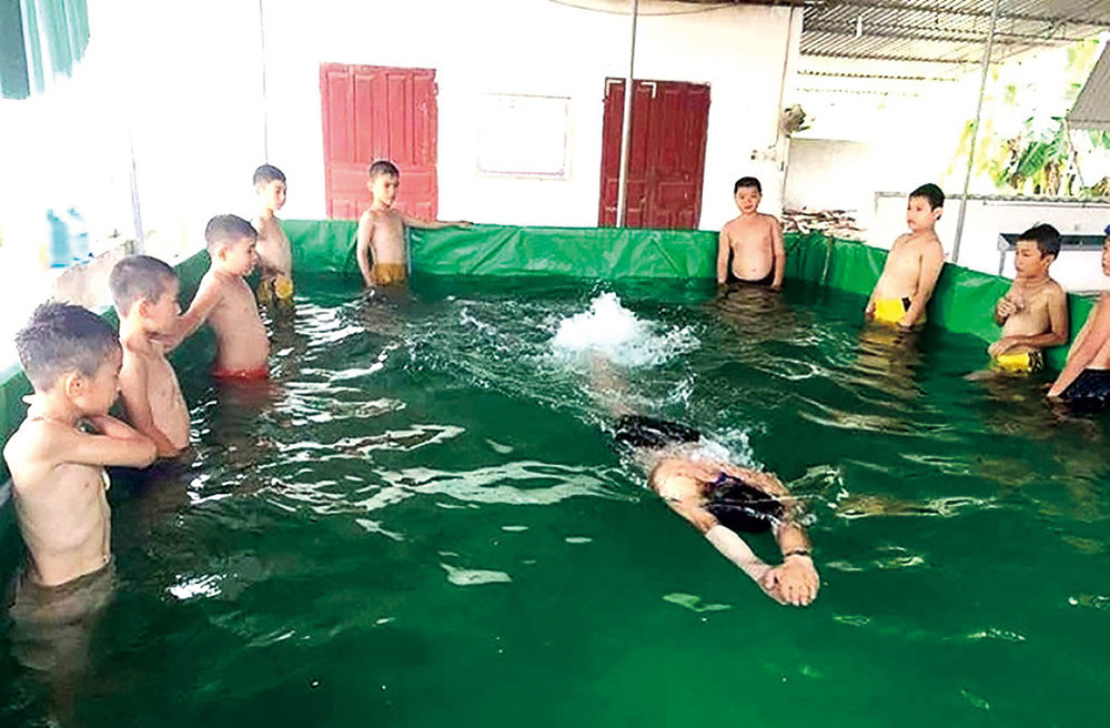 Dạy bơi cho học sinh ở Trường Tiểu học thị trấn Anh Sơn bằng bể bơi di động. Ảnh: tư liệu.
