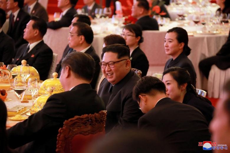 Nhà lãnh đạo Triều Tiên Kim Jong -un mỉm cười trong tiệc chiêu đãi  ở Bắc Kinh, Trung Quốc. Ảnh: Reuters