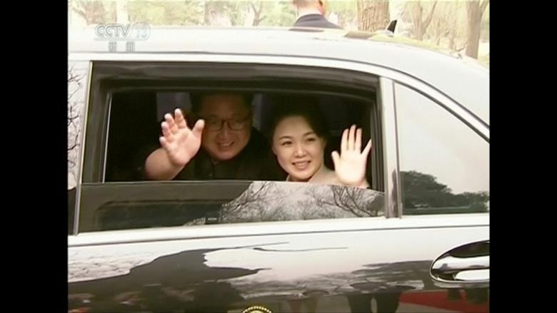 Ông Kim Jong Un và phu nhân Ri Sol Ri vẫy tay tạm biệt vợ chồng chủ tịch Tập Cận Bình. (Ảnh: AP)