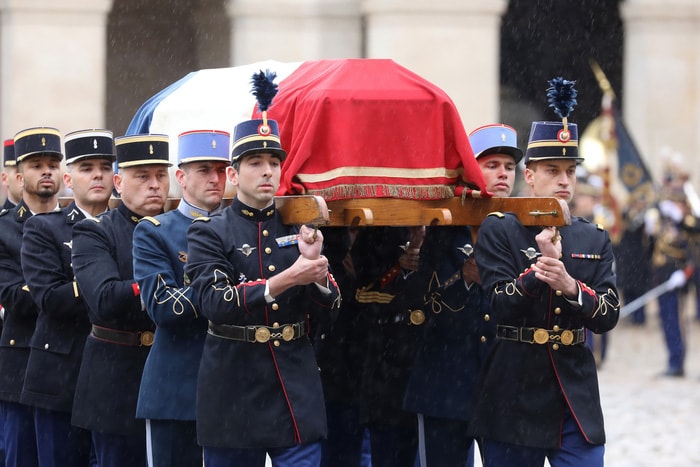 Linh cữu của trung tá Arnaud Beltrame được đồng đội và sĩ quan trẻ đưa vào sân điện Invalides sáng 28/3. Ảnh: Reuters