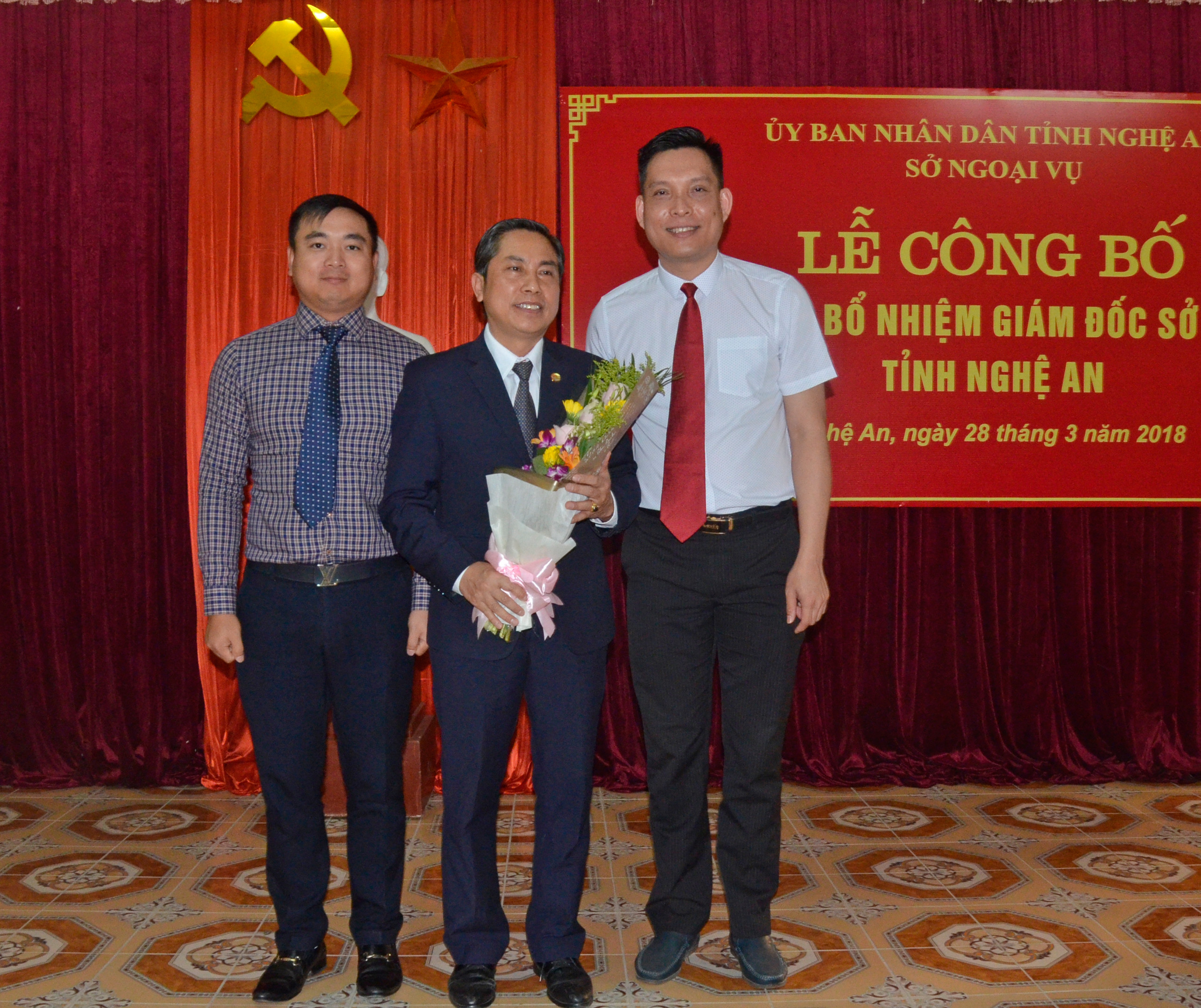 Lãnh đạo Sở Ngoại vụ tặng hoa chúc mừng đồng chí Nguyễn Hải Dương. Ảnh Thanh Lê