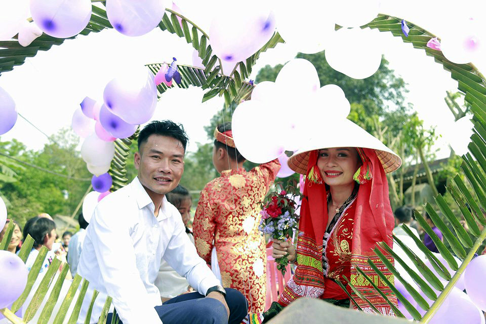 Chú rể Lang Văn Trung và cô dâu Trần Thị trong lễ cưới đặc biệt của mình. Ảnh: T.H