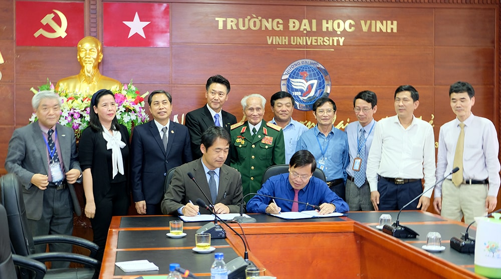 Lễ ký kết giữa Trường Đại học Vinh và Trường Đại học Kochi Nhật Bản. Ảnh: Mỹ Hà