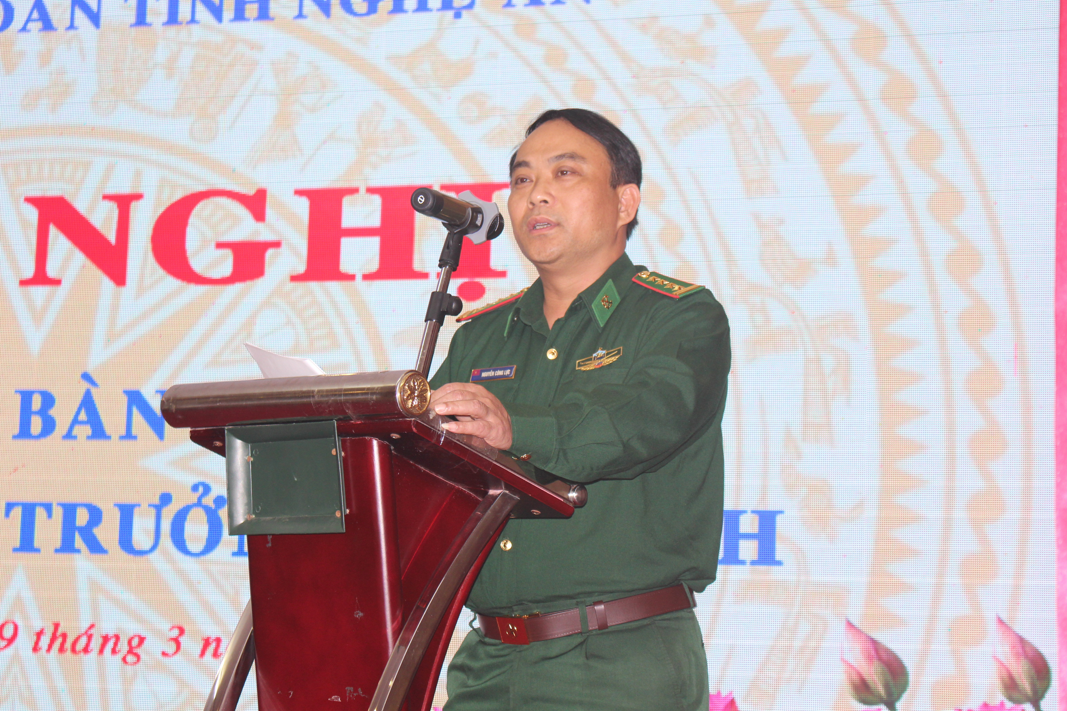 Đại tá Nguyễn Công Lực giải đáp các vấn đề doanh nghiệp du lịch nêu. Ảnh: Phước Anh