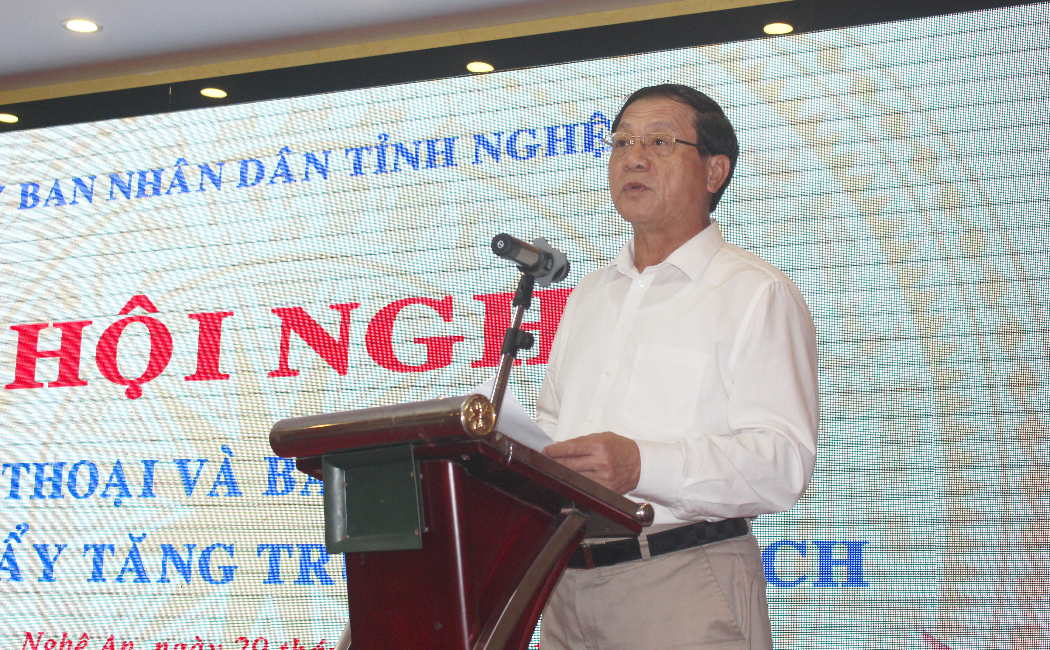 Phó Chủ tịch UBND tỉnh Lê Minh Thông kết luận hội nghị đối thoại. Ảnh: Phước Anh
