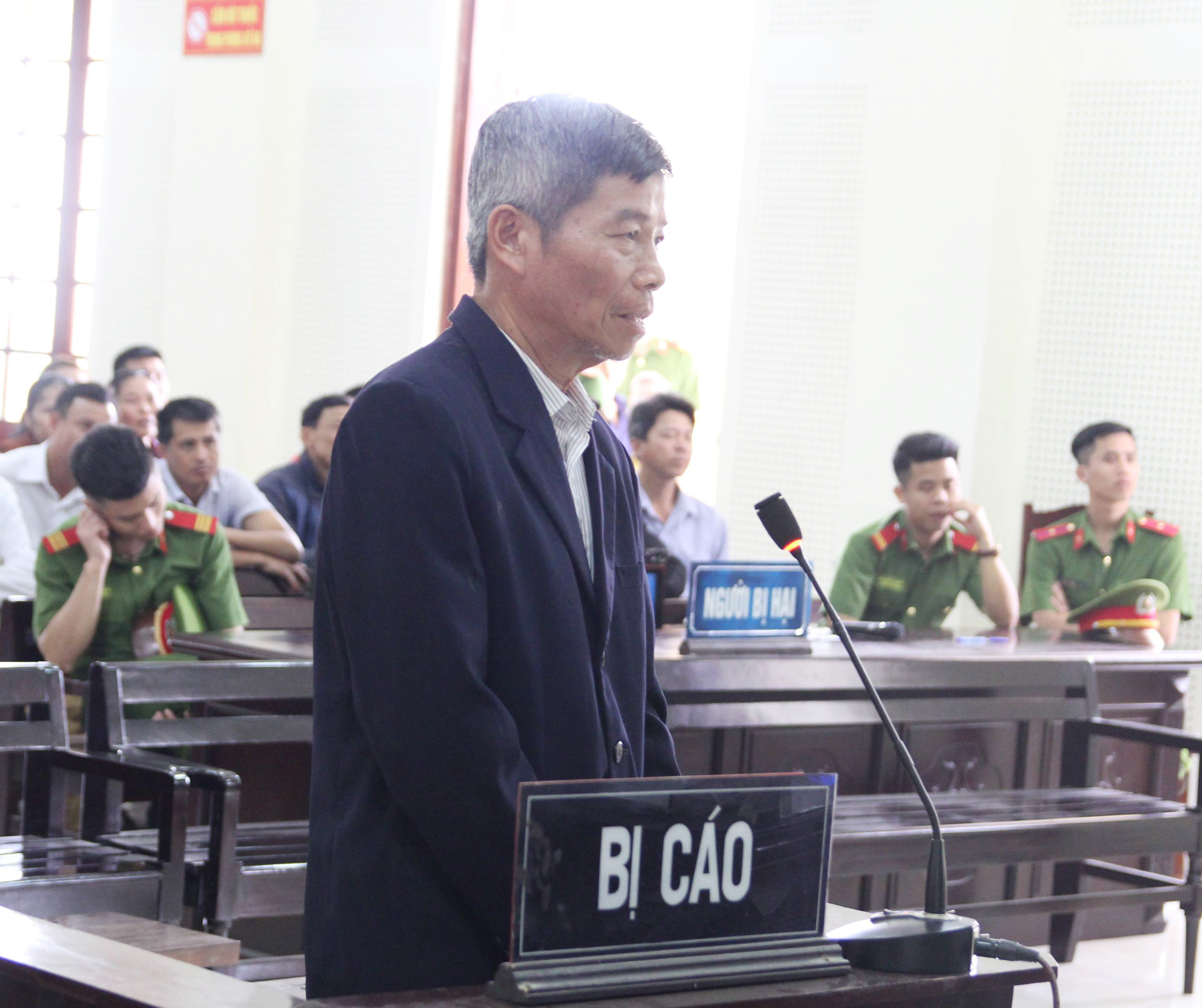 Bị cáo Nguyễn Doãn Vinh phải hầu tòa vì tội lỗi của những đứa con. Ảnh: Phương Thảo