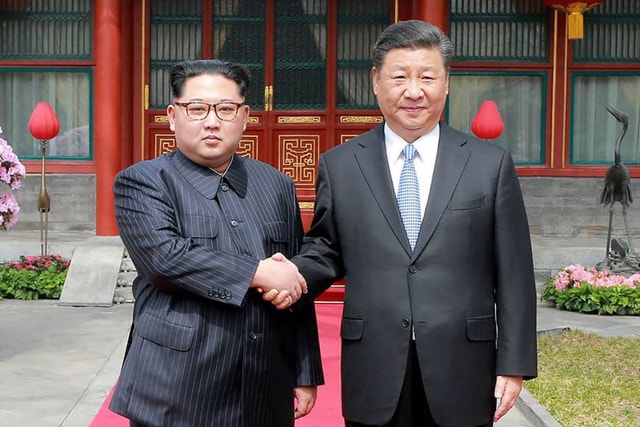 Sau 6 năm thay cha điều hành đất nước, ông Kim Jong-un trong tuần này bắt đầu thực hiện chuyến công du nước ngoài đầu tiên và quốc gia được nhà lãnh đạo Triều Tiên lựa chọn là Trung Quốc. Chủ tịch Trung Quốc Tập Cận Bình cũng là nguyên thủ nước ngoài đầu tiên mà ông Kim Jong-un gặp mặt từ khi lên nắm quyền hồi năm 2011.