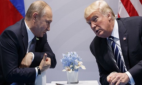 Tổng thống Mỹ Donald Trump (phải) trong cuộc gặp với Tổng thống Nga Vladimir Putin tại Hội nghị Thượng đỉnh G-20 ở Hamburg ngày 7/7/2017. Ảnh: AP.