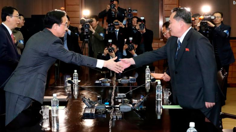Bộ trưởng Thống nhất Hàn Quốc Cho Myoung-gyon (trái) bắt tay với trưởng phái đoàn Triều Tiên Ri Son Gwon tại Panmunjom hôm 29/3. Ảnh: AP