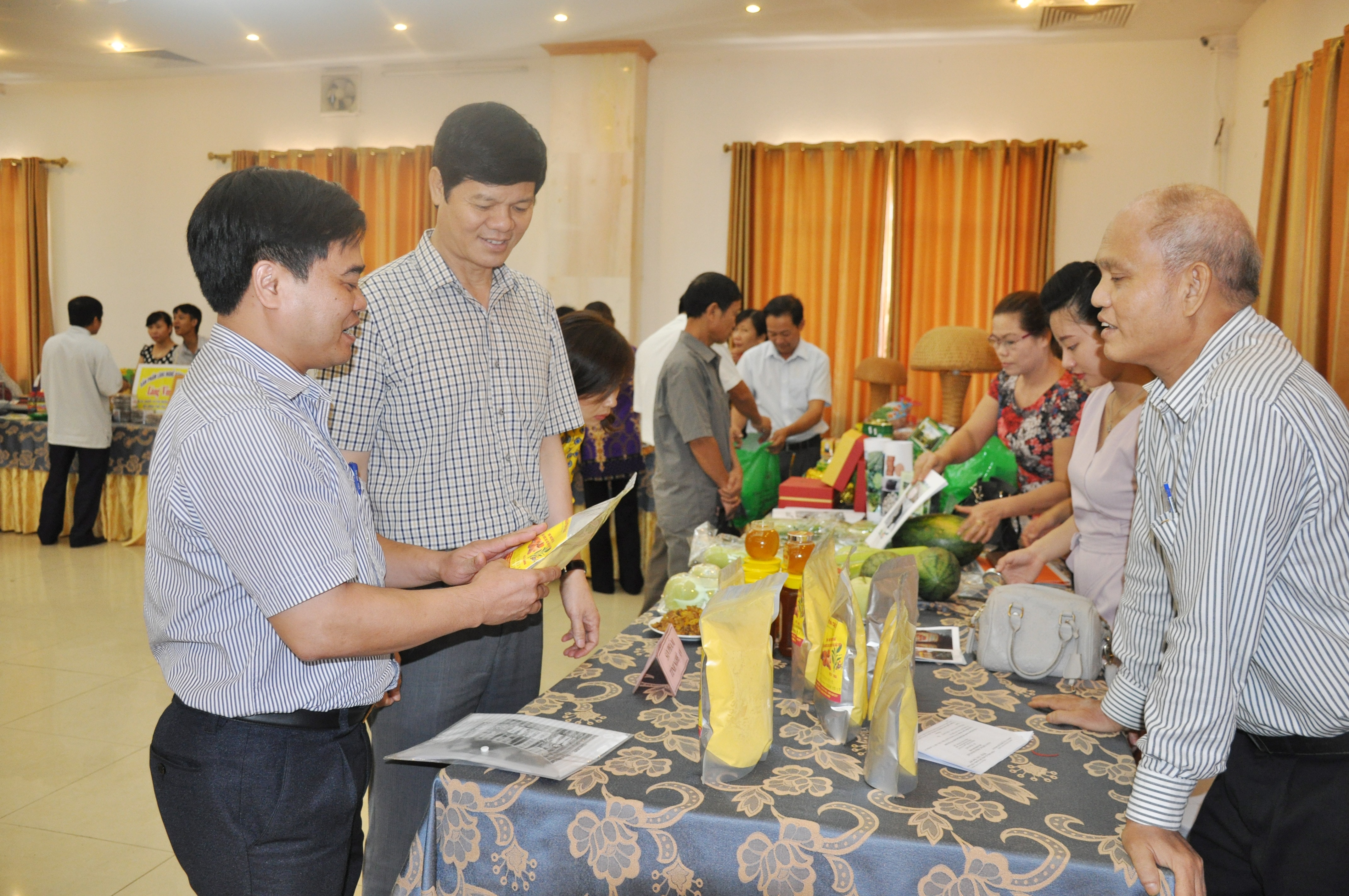 Gian hàng giới thiệu sản phẩm nông sản của Nghệ An trưng bày tại hội nghị kết nối cung cầu hàng hóa. Ảnh: Thu Huyền