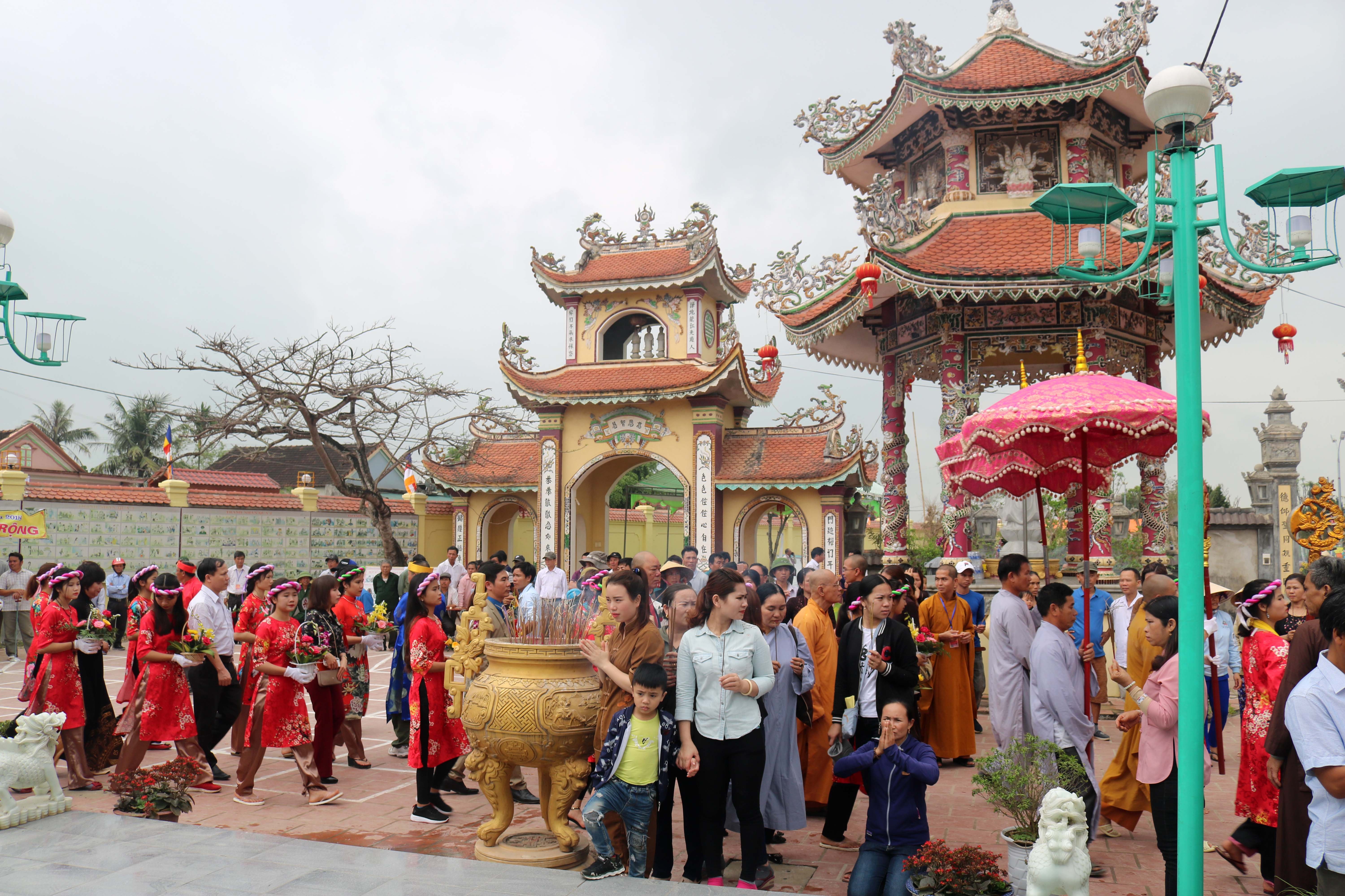 Đông đảo du khách về trẩy hội