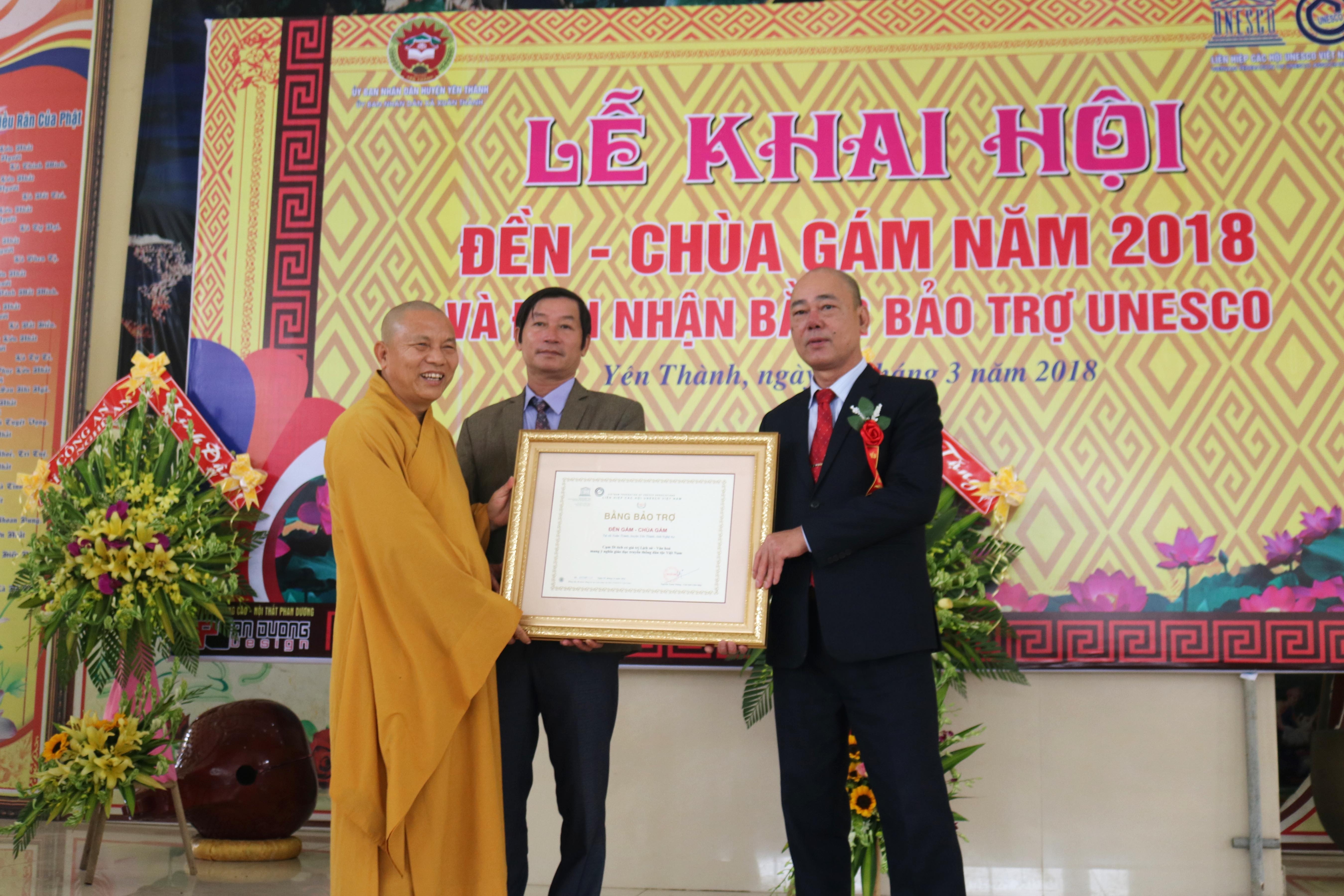 Ông Vũ Văn Hồng đại diện Liên hiệp các hội Unesco Việt Nam trao Bằng Bảo trợ Unesco cho trụ trì đền - chùa Gám