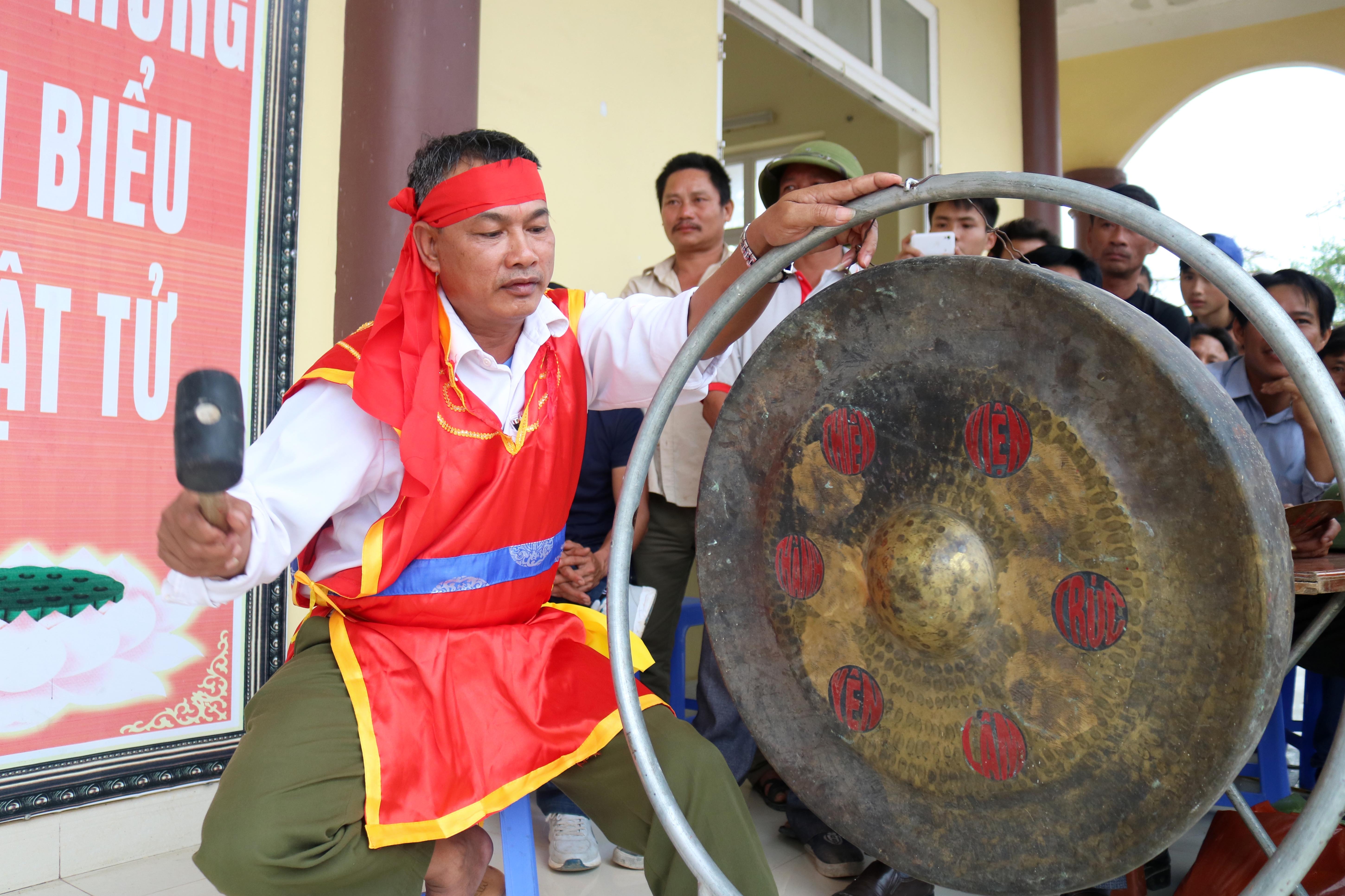 Trong dàn trống tế bao giờ cũng có 1 cái chiêng lớn.  Ảnh: Huy Thư