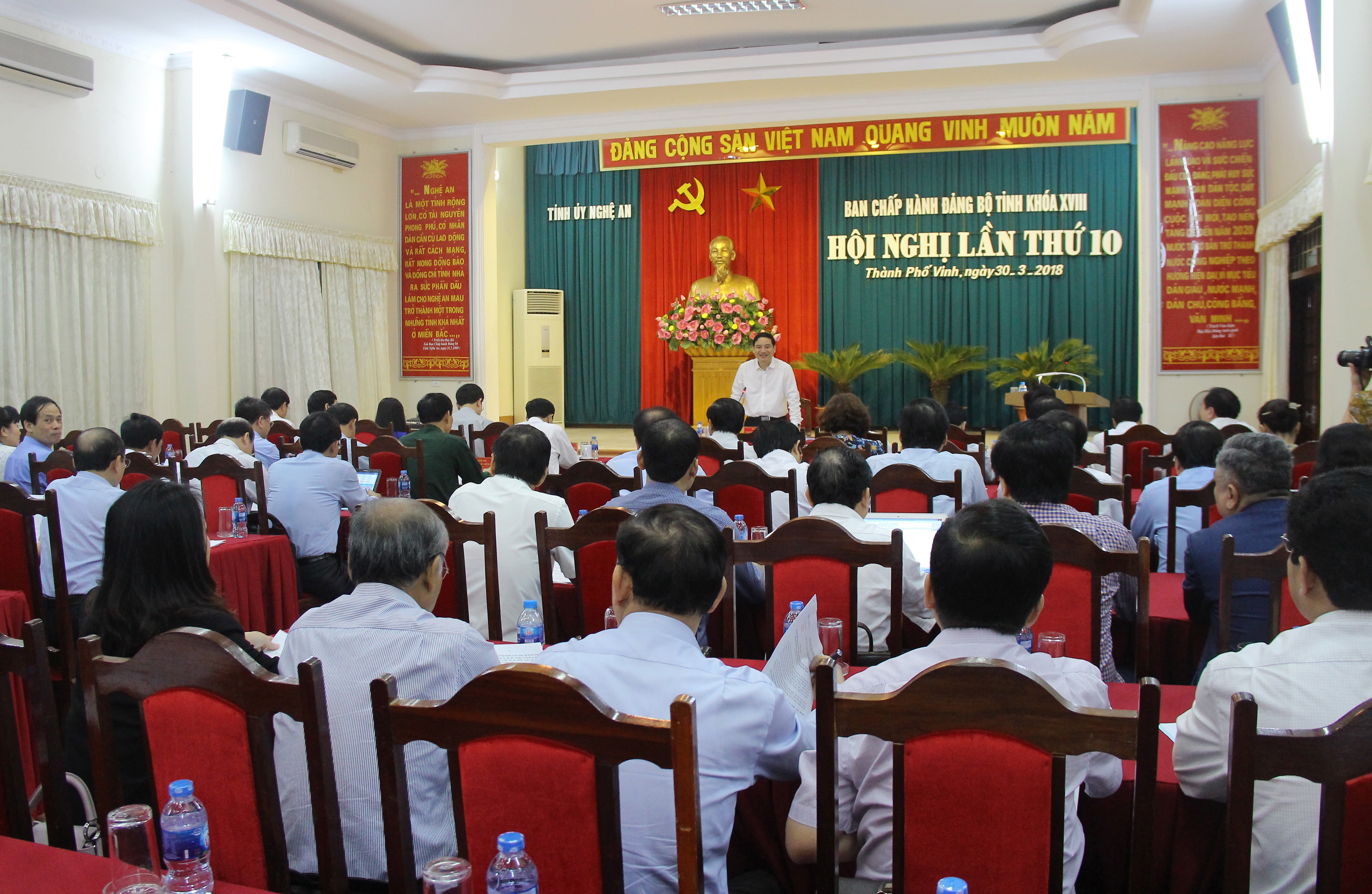 Đồng chí Nguyễn Đắc Vinh - Ủy viên BCH Trung ương Đảng, Bí thư Tỉnh ủy, Trưởng đoàn Đại biểu Quốc hội tỉnh, nhấn mạnh: Làm công tác cán bộ phải thực tâm, công bằng