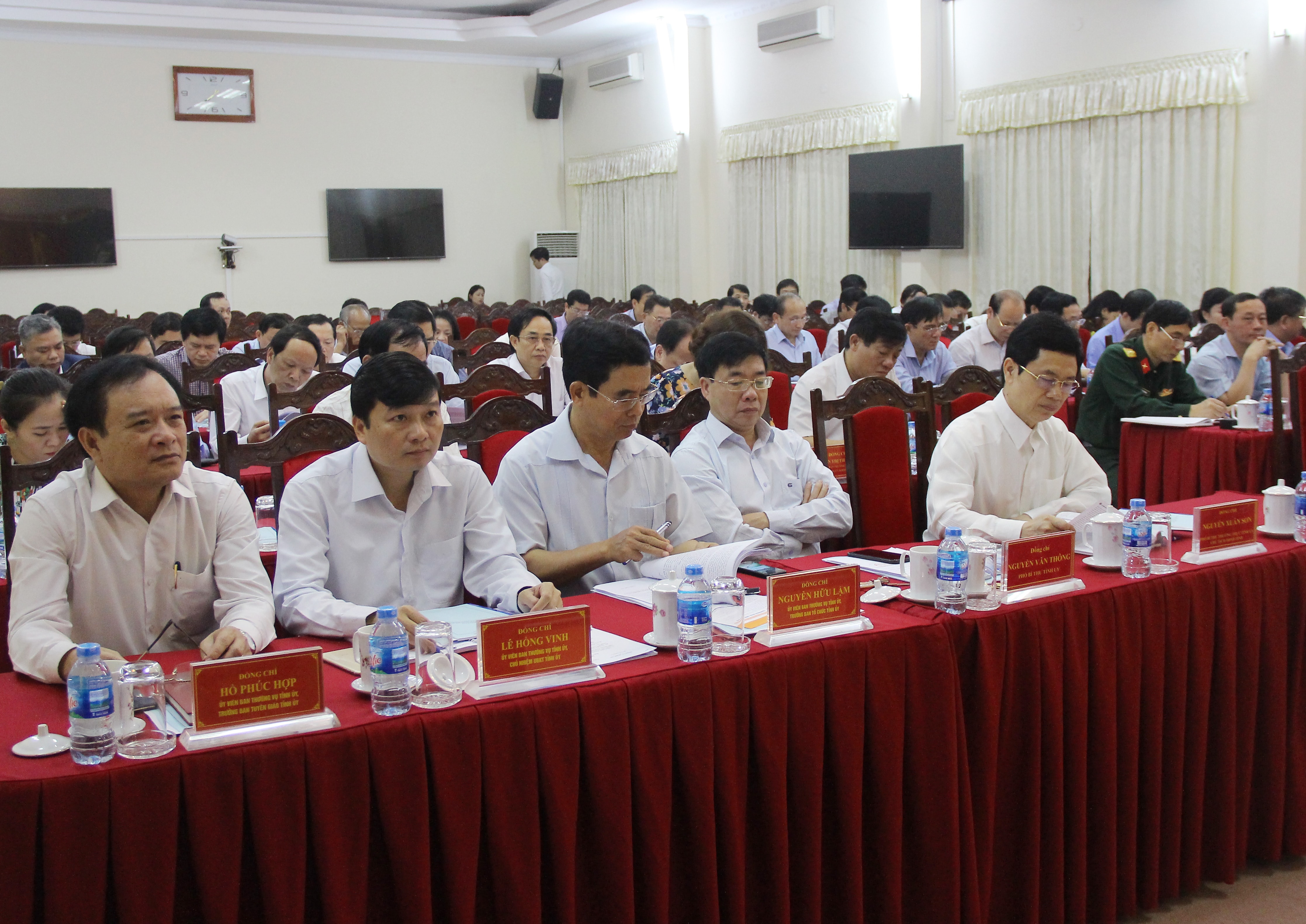Các đồng chí Thường trực, Ban Thường vụ Tỉnh ủy tham gia hội nghị