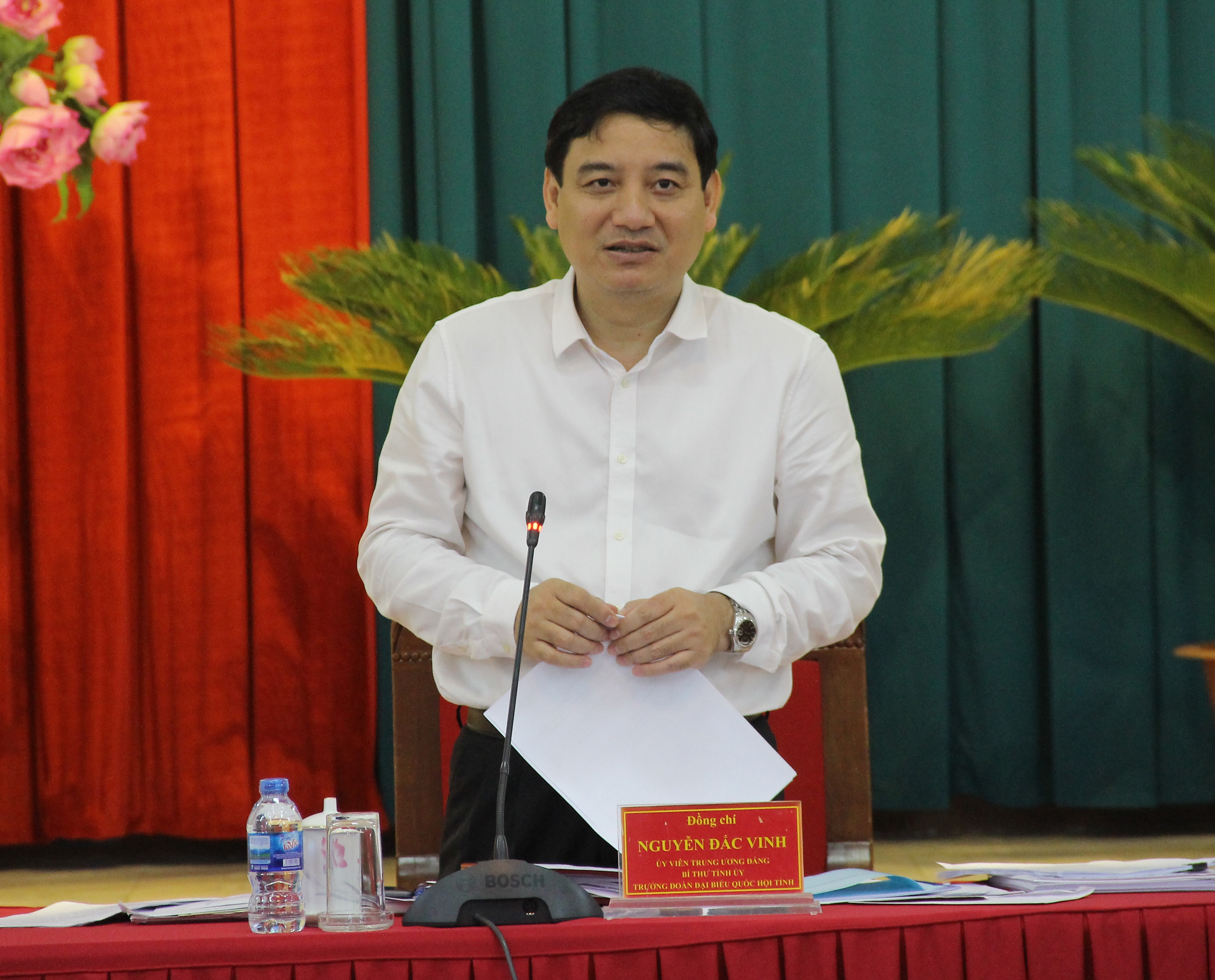 Đồng chí Nguyễn Đắc Vinh - Ủy viên BCH Trung ương Đảng, Bí thư Tỉnh ủy, Trưởng đoàn Đại biểu Quốc hội tỉnh, nhấn mạnh: Làm công tác cán bộ phải thực tâm, công bằng