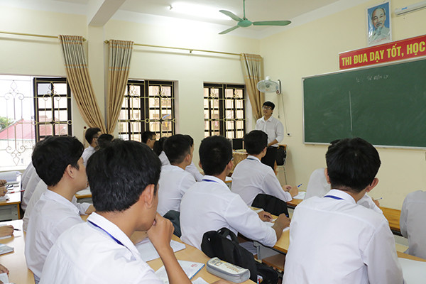 Nhiều vị trí thủ khoa khối 11 thuộc về học sinh Trường THPT chuyên Phan Bội Châu. Ảnh - Mỹ Hà