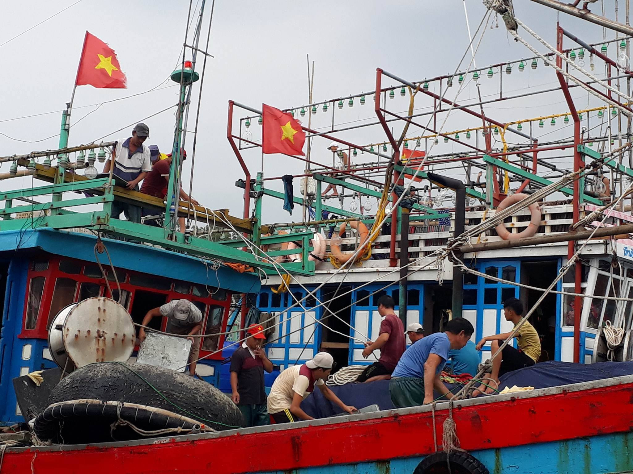 Ngư dân xã Quỳnh Long (Quỳnh Lưu) chuẩn bị ngư lưới cụ tham gia đánh bắt tại ngư trường Hoàng Sa. Ảnh: Như Thủy