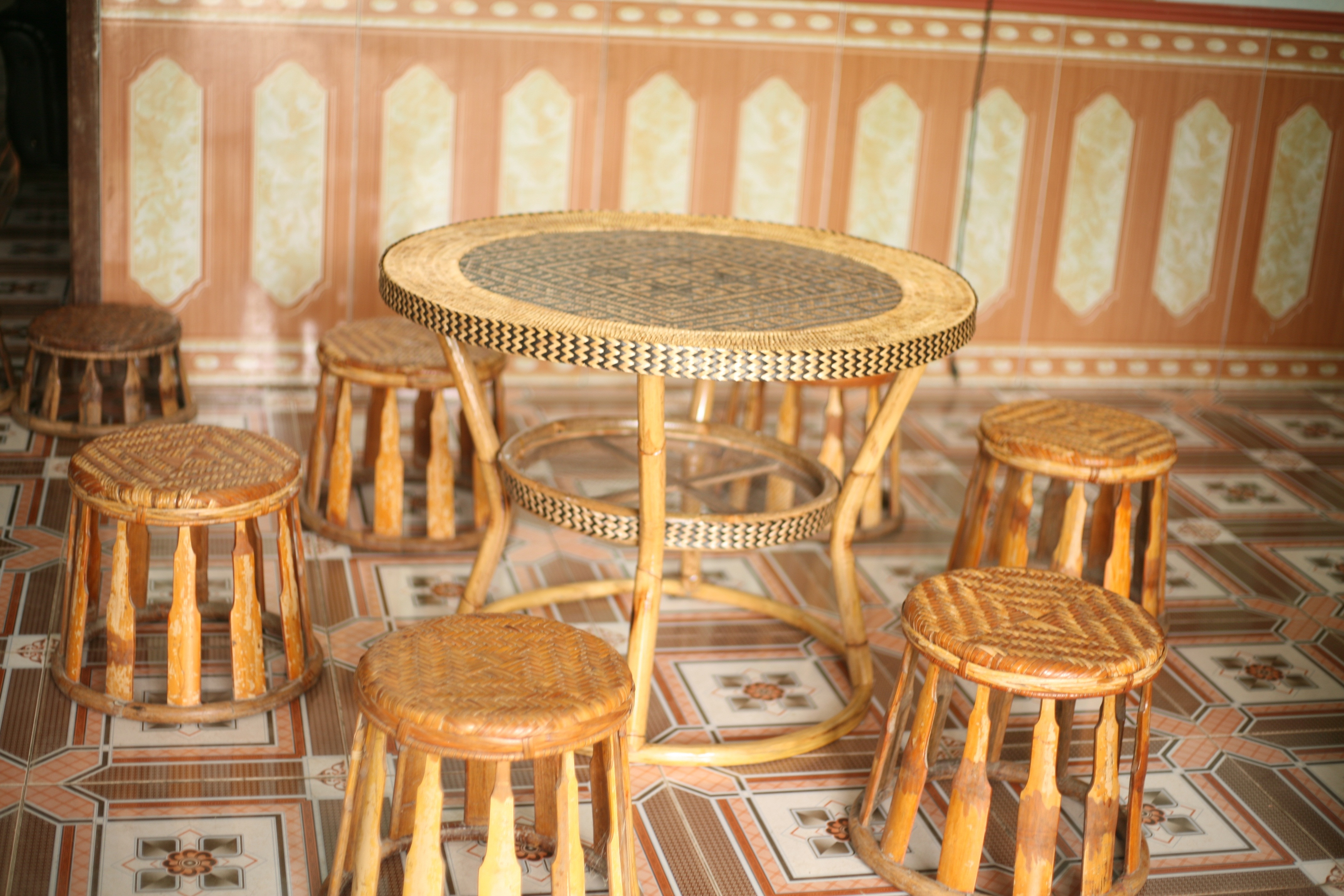 sản phẩm bàn ghế đan bằng mây tre của ông Trần Duy Thành ở Bản Quang Phúc, xã Tam Đình (Tương Dương). Ảnh: Nguyễn Hạnh